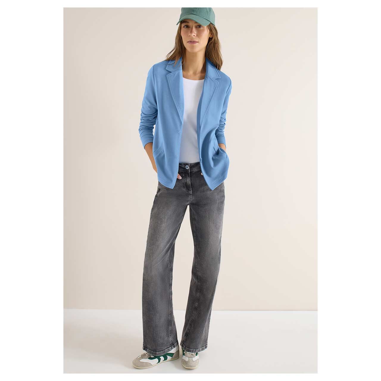 Damen Sweat Blazer Welt Pockets von Cecil in Hellblau, Ganzkörperansicht am Model