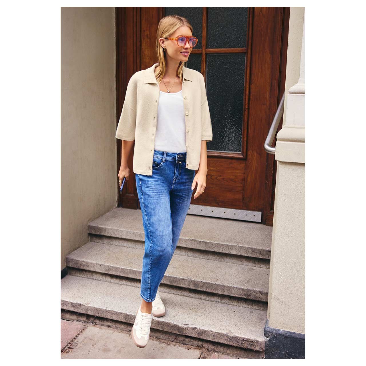 Damen Kurzarm Strickjacke Polo Cardigan von Street One Studio in Hellbeige, Ganzkörperansicht am Model
