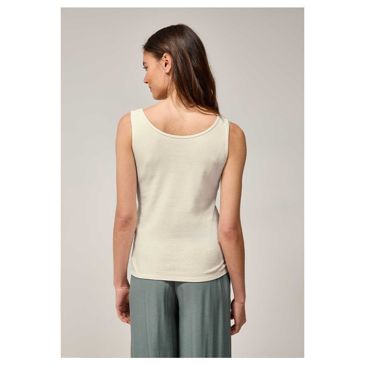 Rückansicht des Models mit dem Damen Top von Cecil in Beige
