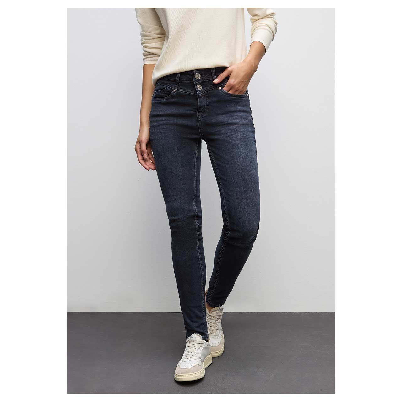 Damenjeans York von Street One in Dunkelblau angewaschen, Vorderansicht am Model