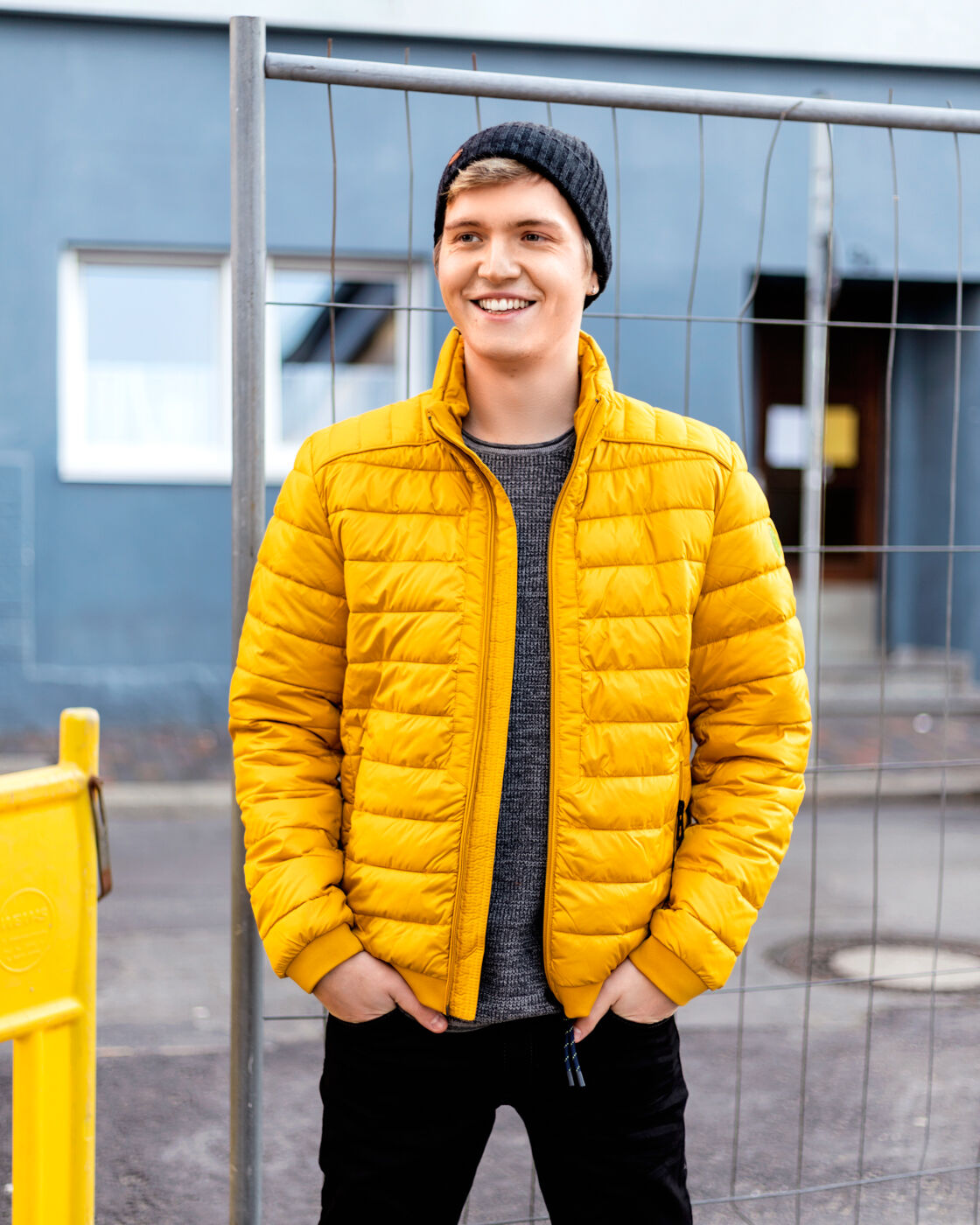 mac-jeans-jogn-black Stretch Herrenjeans Jogn Jeans von MAC in Schwarz, Ansicht mit Model