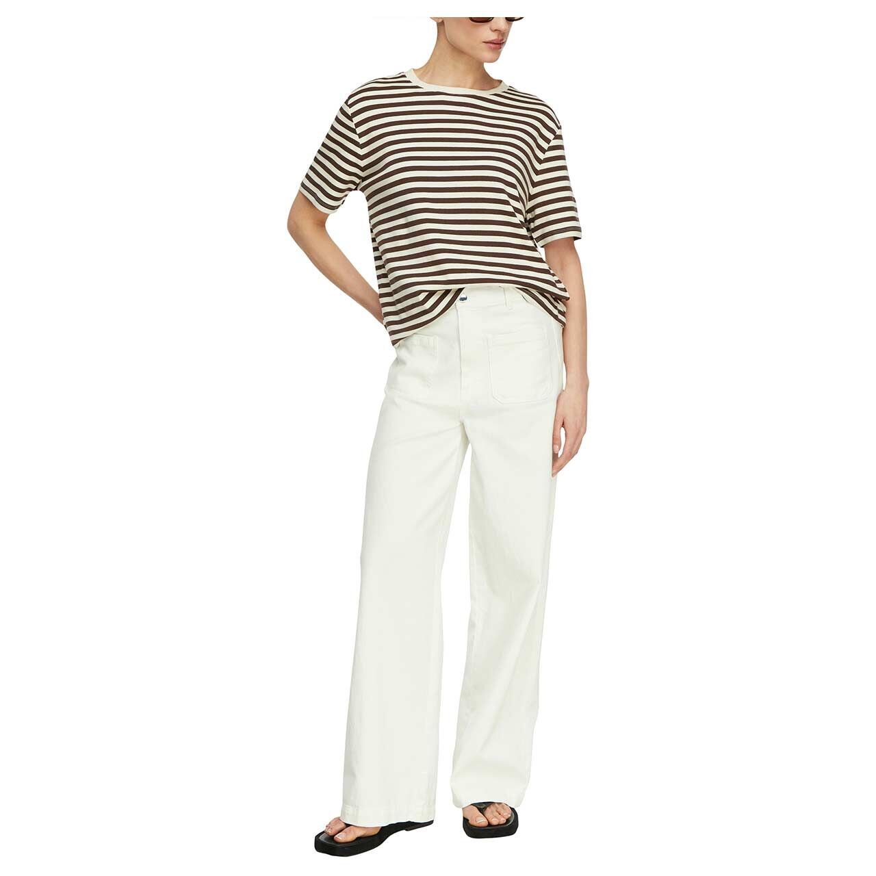 Damen T-Shirt von Comma in Dunkelbraun gestreift, Ganzkörperansicht am Model