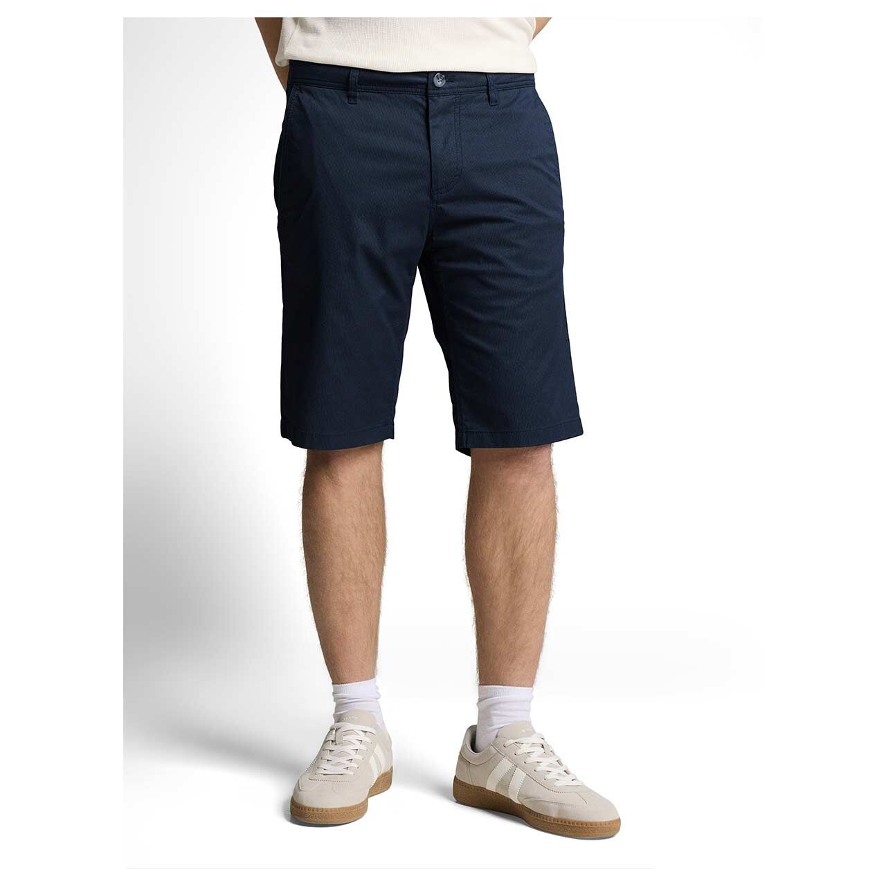 Herren Chino Baumwoll Bermuda von Tom Tailor in Dunkelblau mit Print, Vorderansicht am Model