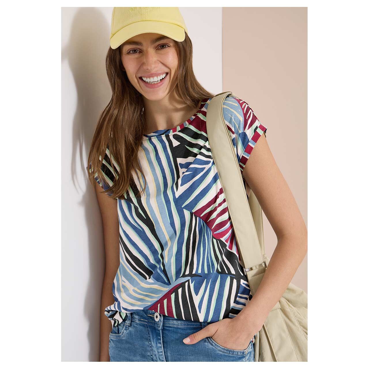 Damen T-Shirt Multi Allover von Cecil in Grün mit Print, Vorderansicht am Model