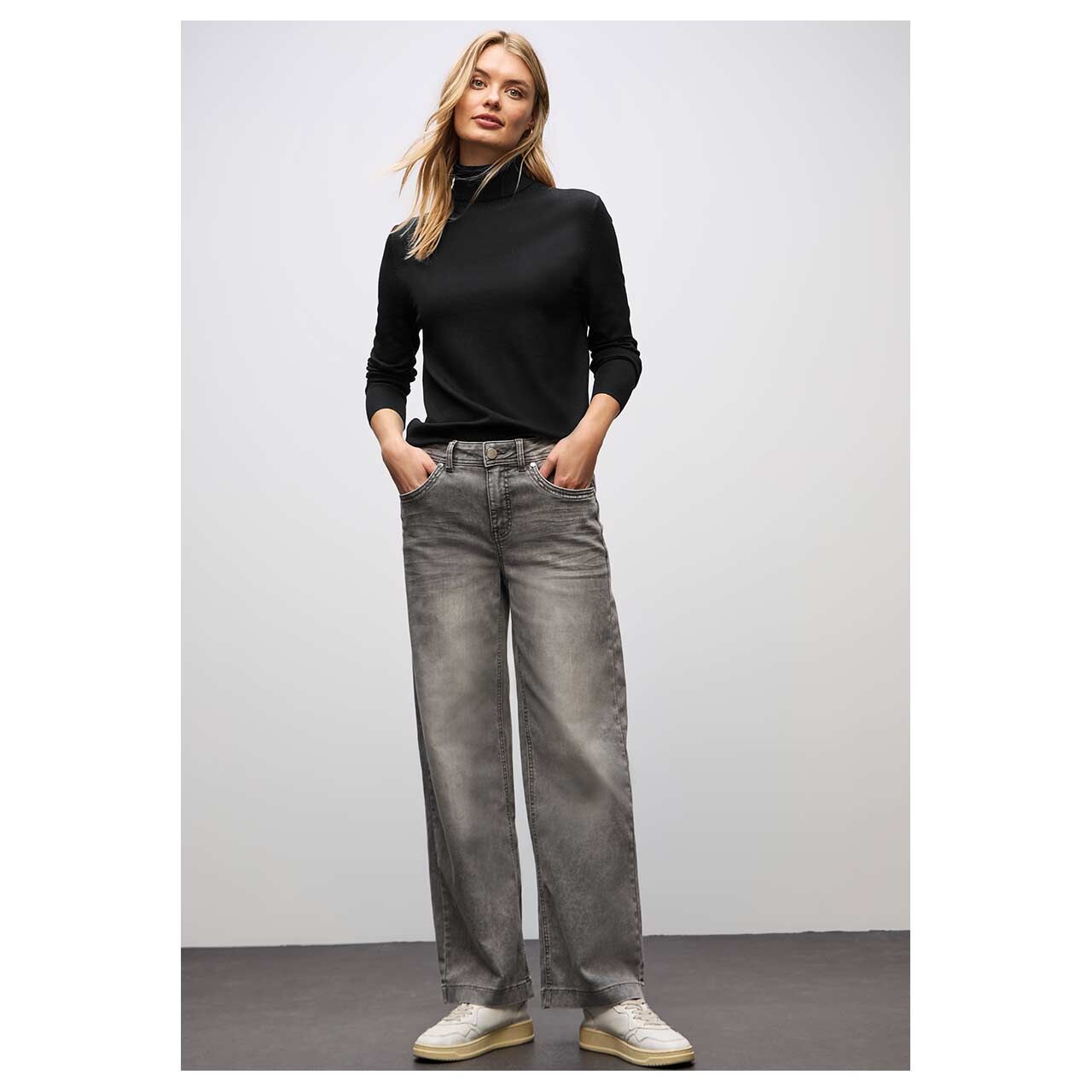 Damen Rollkragen Pullover Basic Roll-Neck von Street One in Schwarz, Ganzkörperansicht am Model