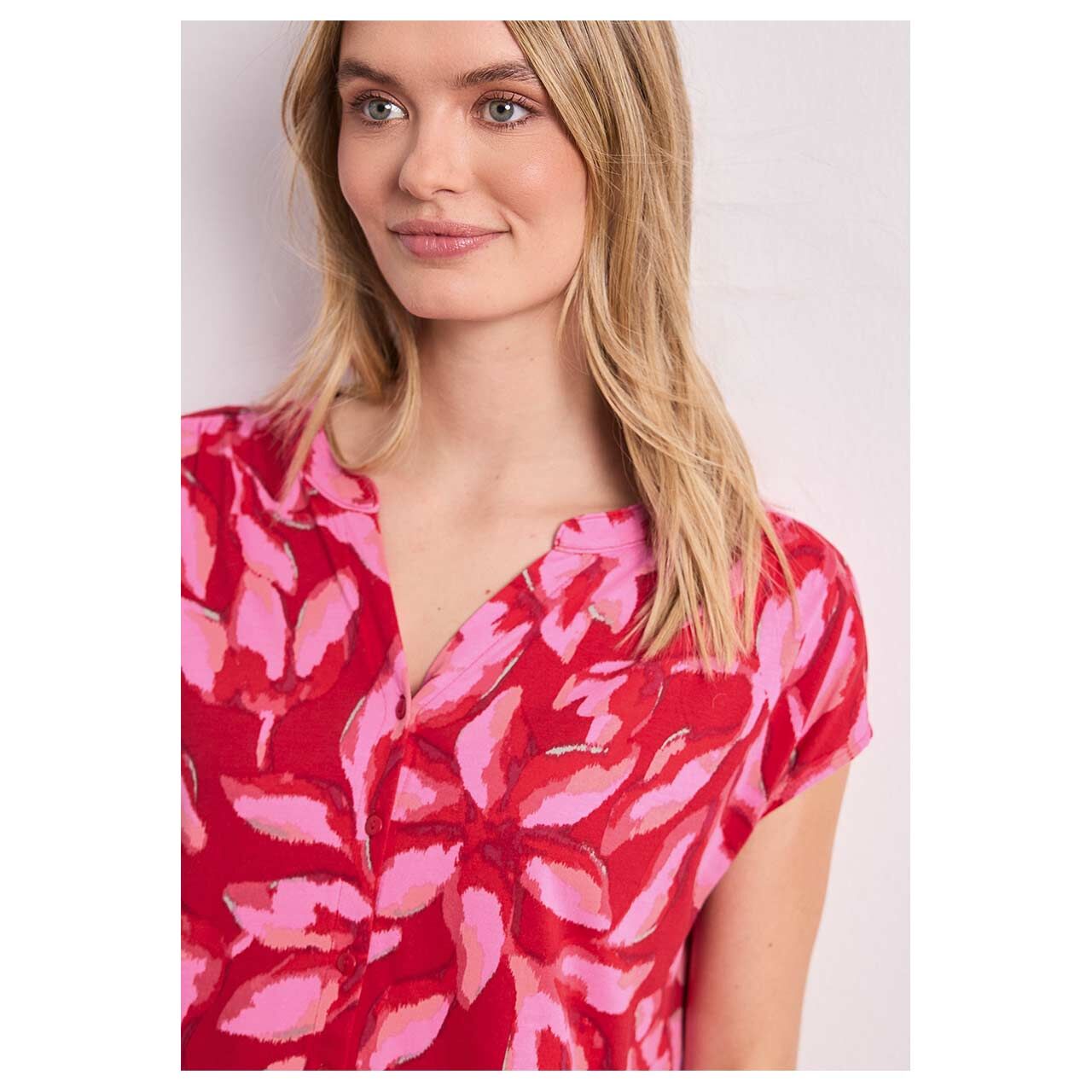Damen T-Shirt Printed Buttons von Street One in Rot mit Print, detaillierte Vorderansicht am Model