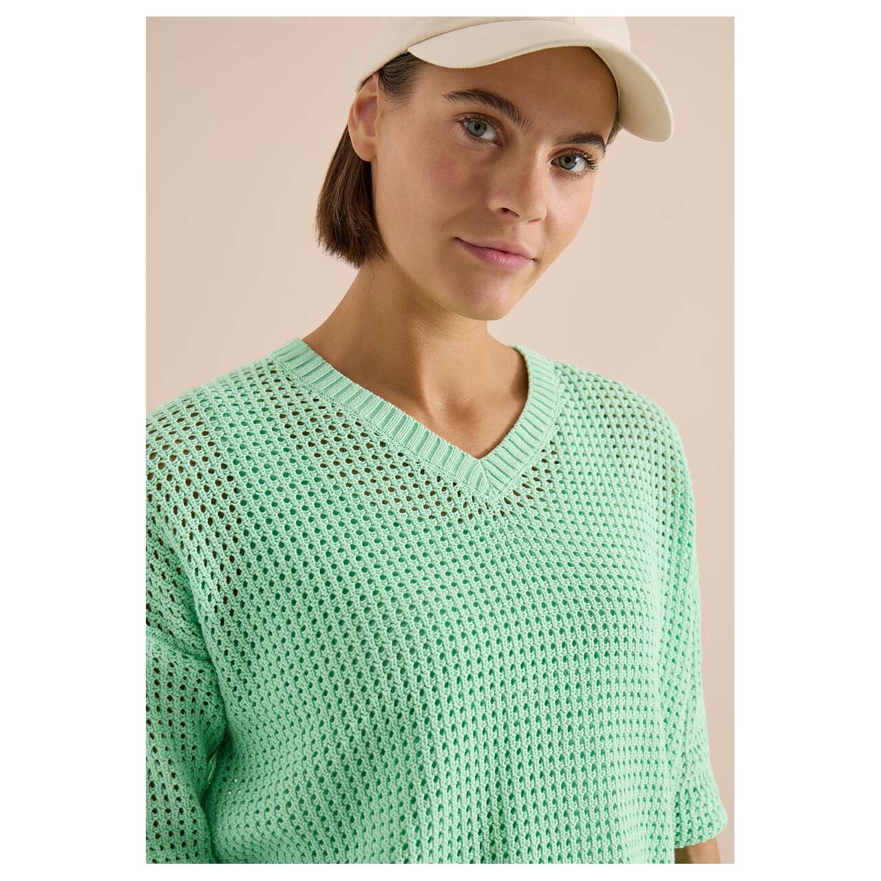 Damen 3/4 Arm Pullover Crochet V-Neck von Cecil in Grün, detaillierte Vorderansicht am Model