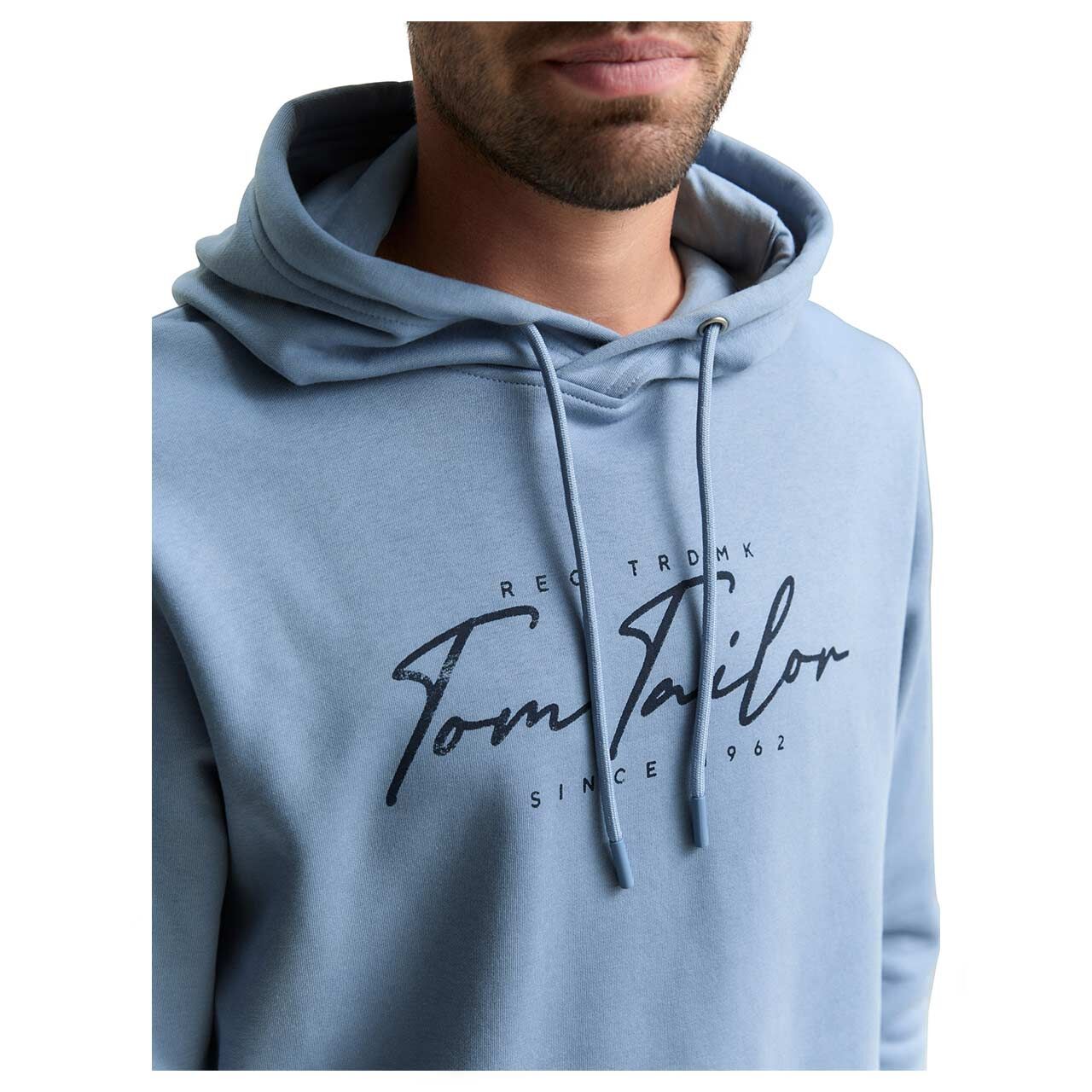 Herren Hoodie Sweatshirt von Tom Tailor in Hellblau mit Print, Detailansicht Oberkörper am Model