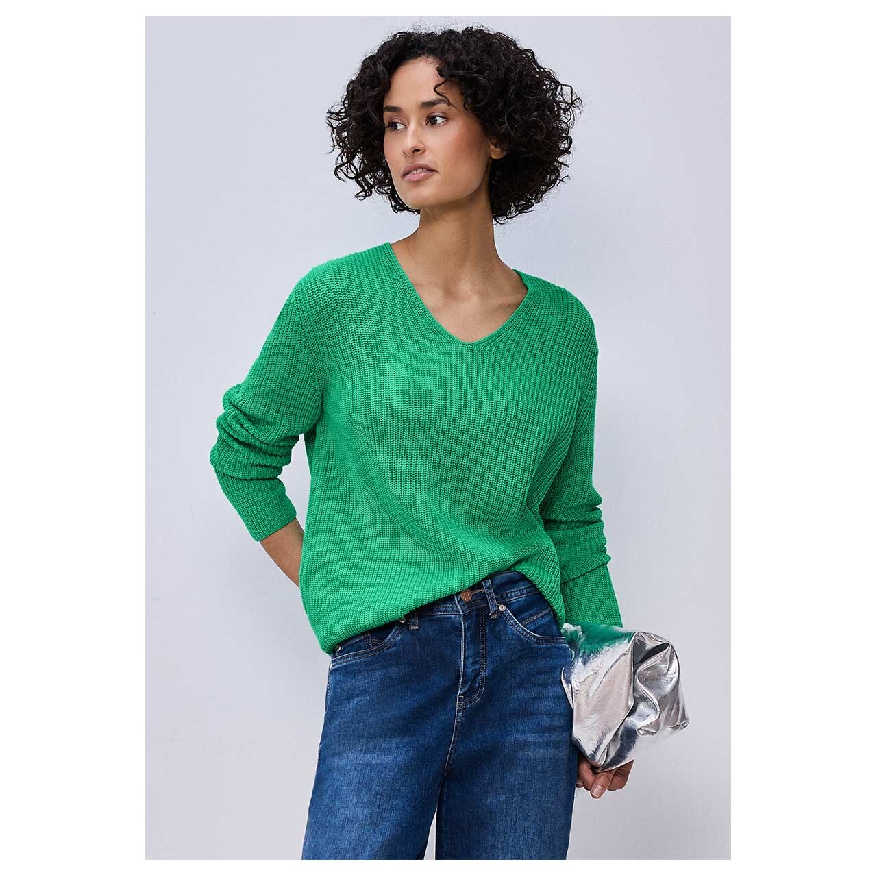 Damen Pullover V-Neck Sweater von Street One in Grün, Vorderansicht am Model