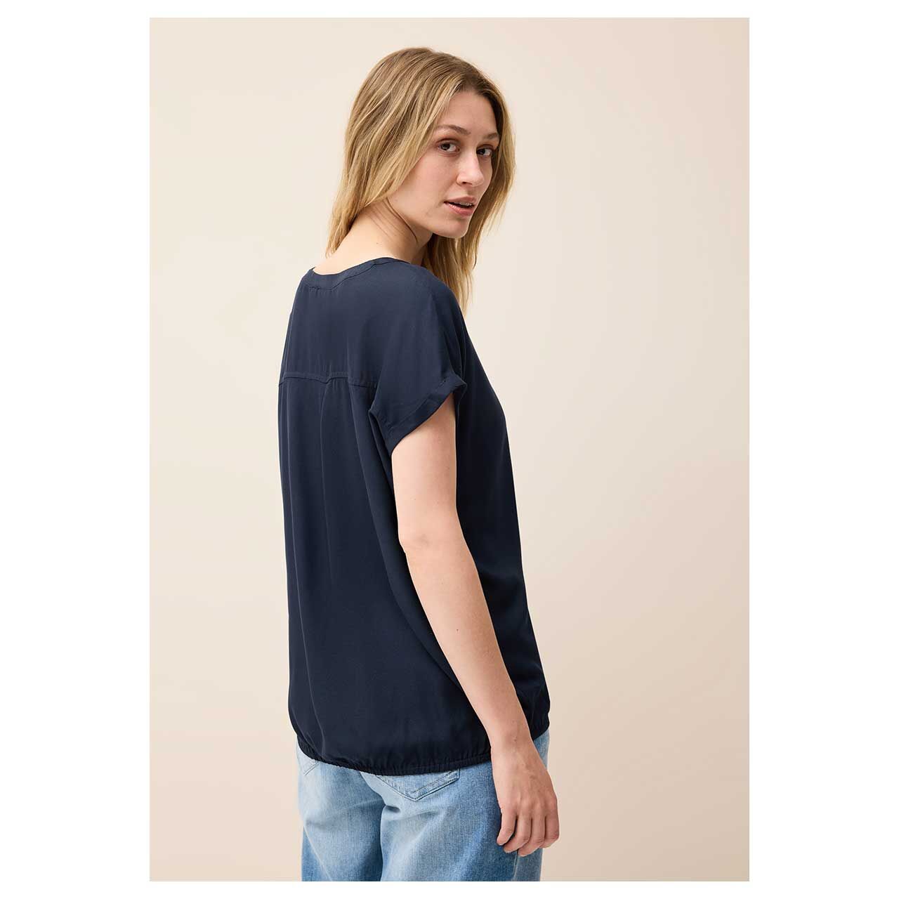 Seitliche Ansicht der getragenen Damen Bluse von Cecil in Dunkelblau