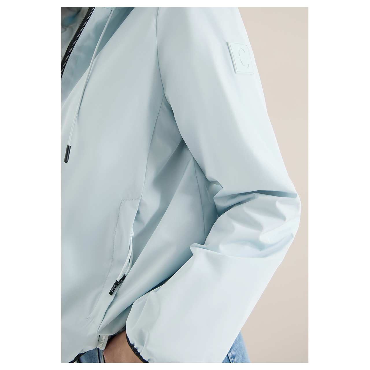Damen Jacke Packable Padded Jacket von Cecil in Hellblau, detaillierte Ansicht vom Ärmel am Model