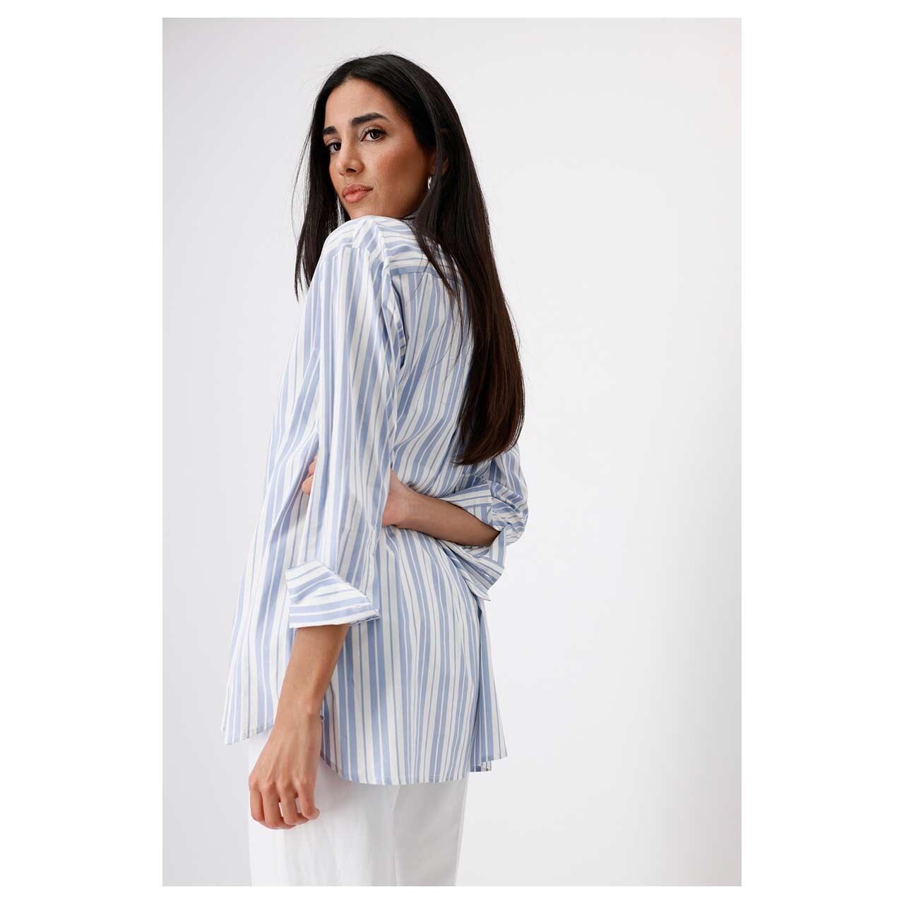 Damen Langarm Bluse von Monari in Hellblau gestreift, Seitenansicht am Model