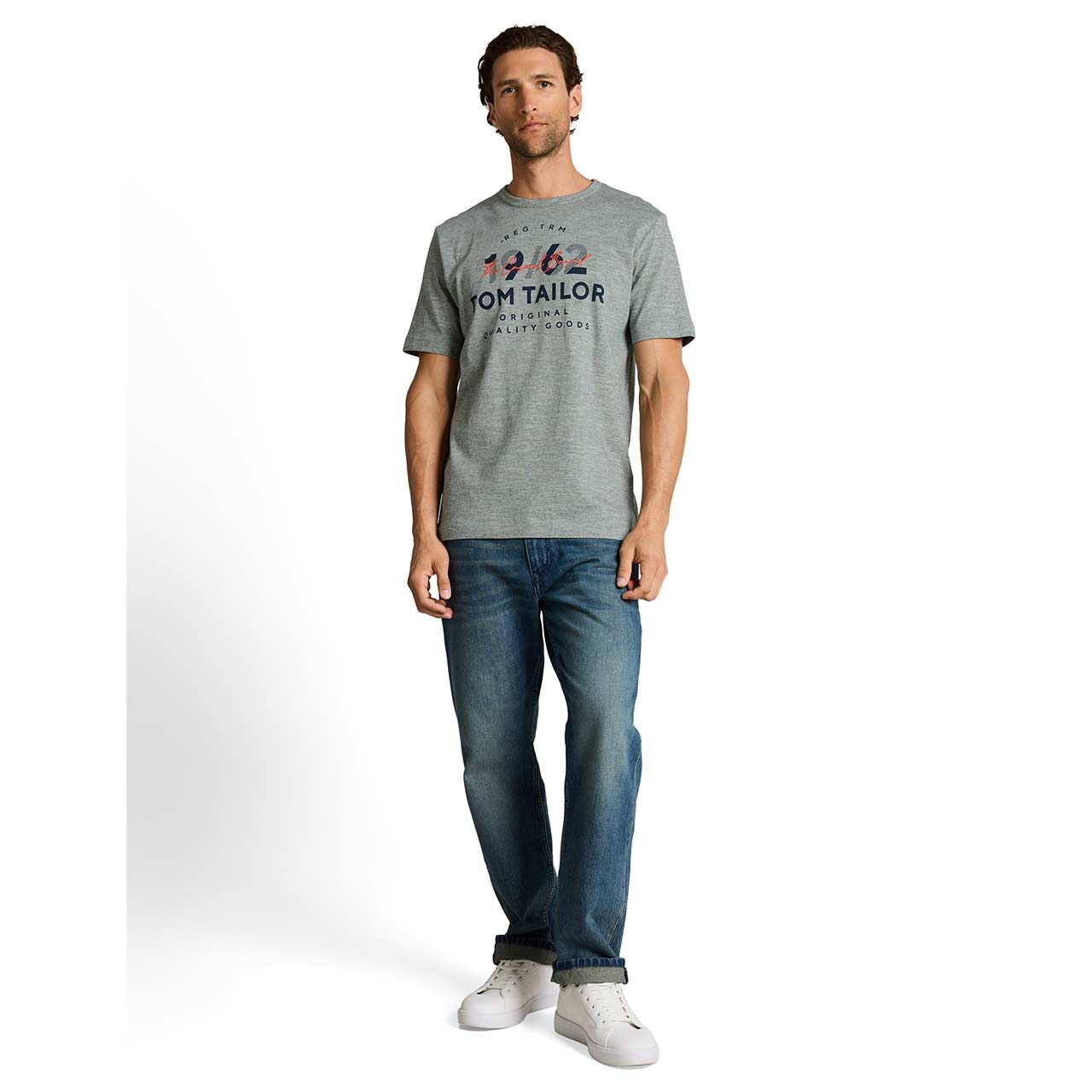 Herren T-Shirt Fine Stripe von Tom Tailor in Grau meliert mit Print, Ganzkörperansicht Model