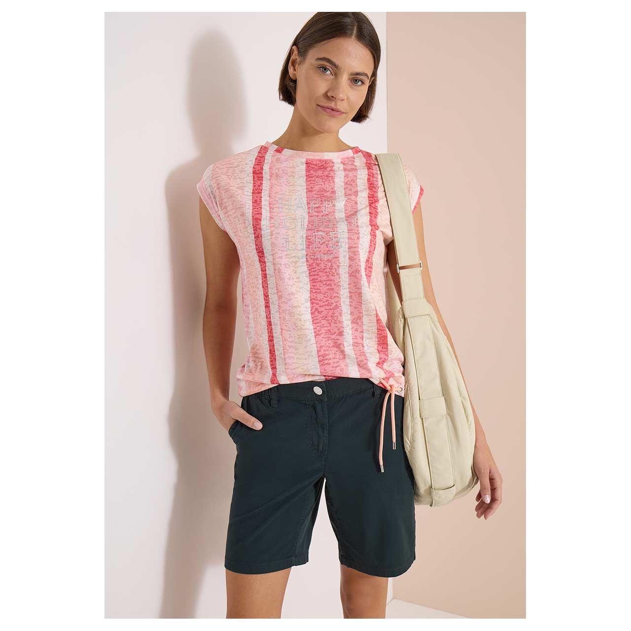 Damen T-Shirt Happy Holiday Life von Cecil in Korallenrot mit Print, Vorderansicht am Model mit Tasche