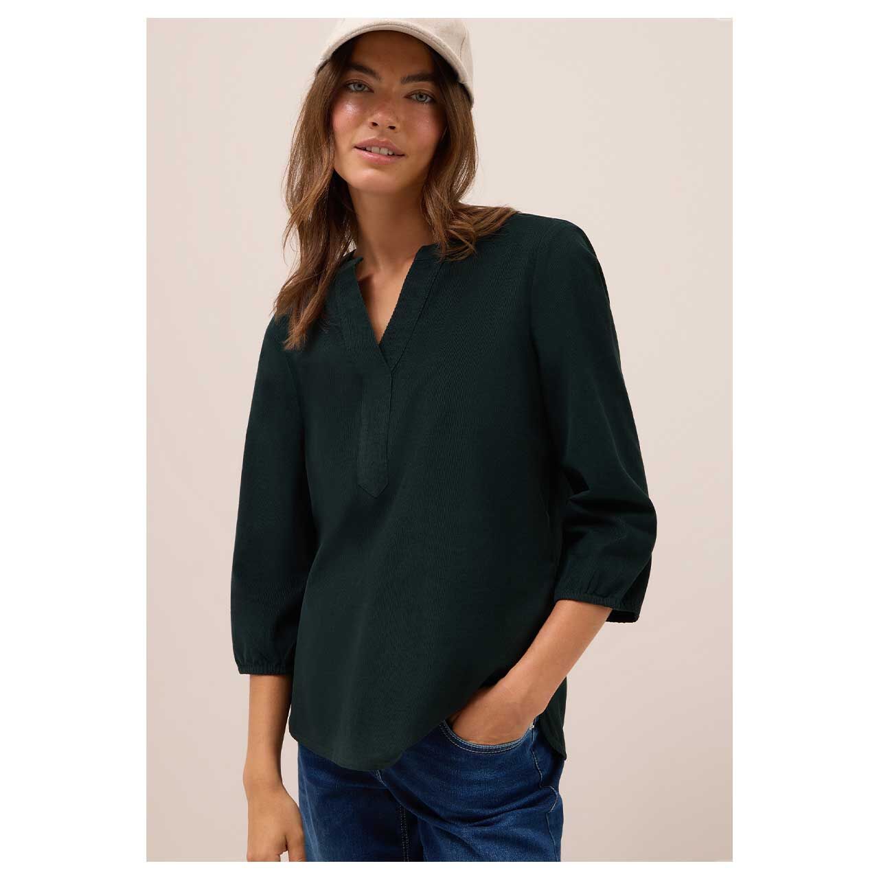Damen 3/4 Arm Cord Bluse Solid Corduroy von Street One in Dunkelgrün mit der Farbnummer 16834, Vorderansicht am Model