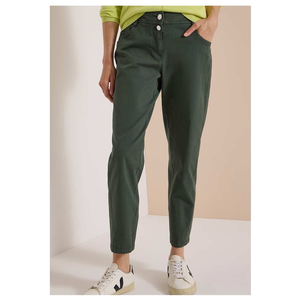 Damen Ankle Baumwollhose Scarlett Barrel von Cecil in der Olivgrün, weitere Vorderansicht am Model