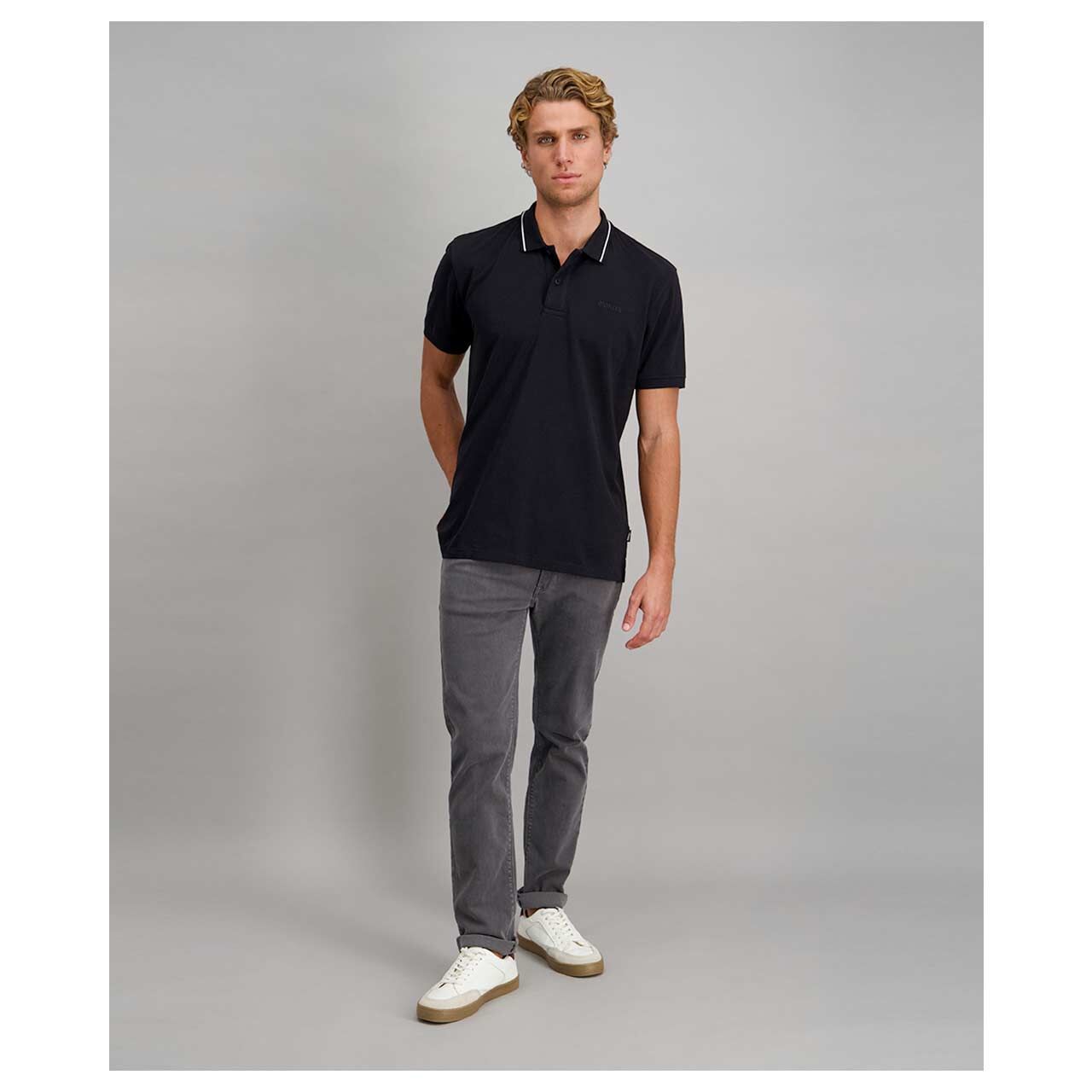 Stretch Herrenjeans Rando Megaflex in Dunkelgrau angewaschen, Ganzkörperansicht am Model