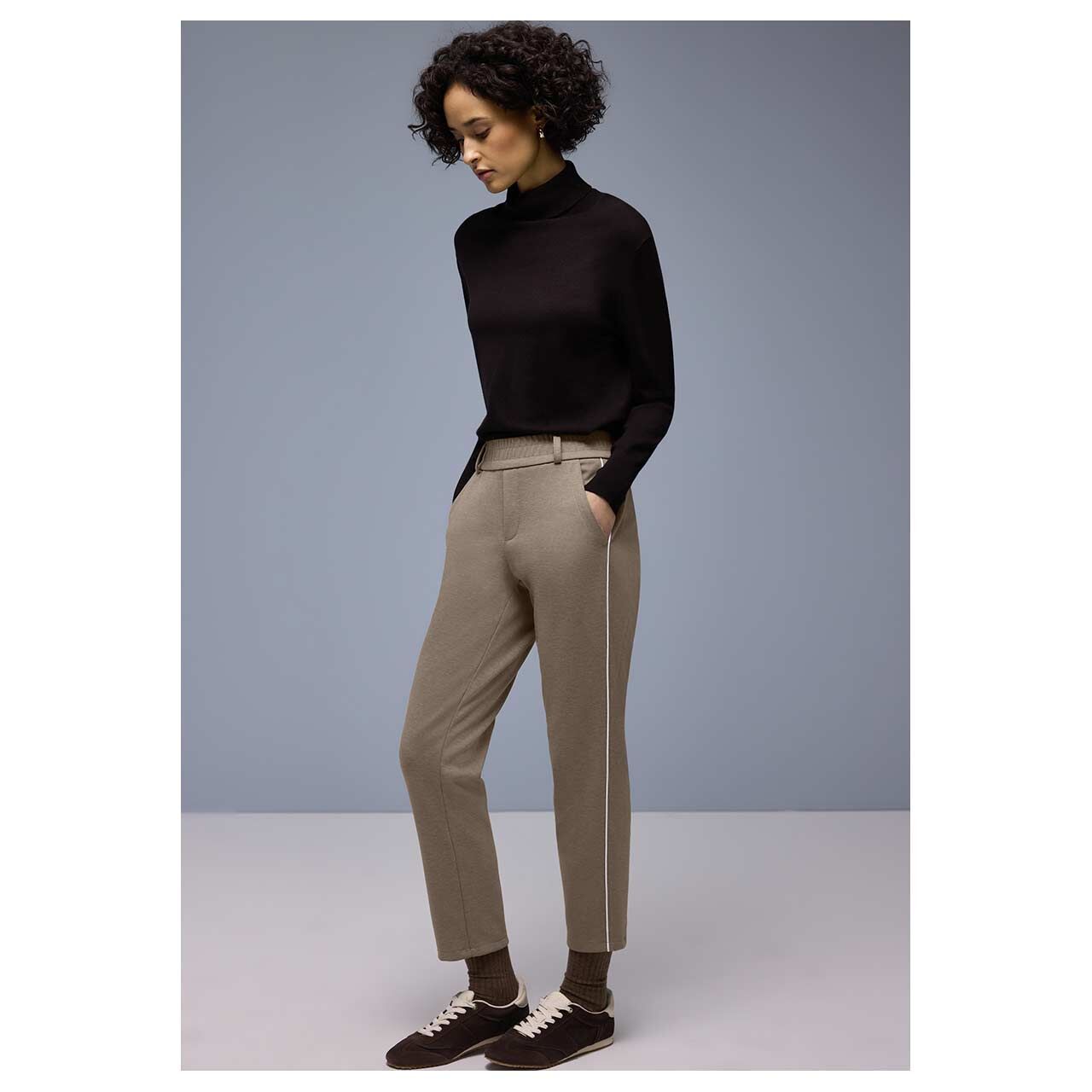 Damen Ankle Hose Bonny Piqué von Street One in Hellbraun, Ganzkörperansicht am Model