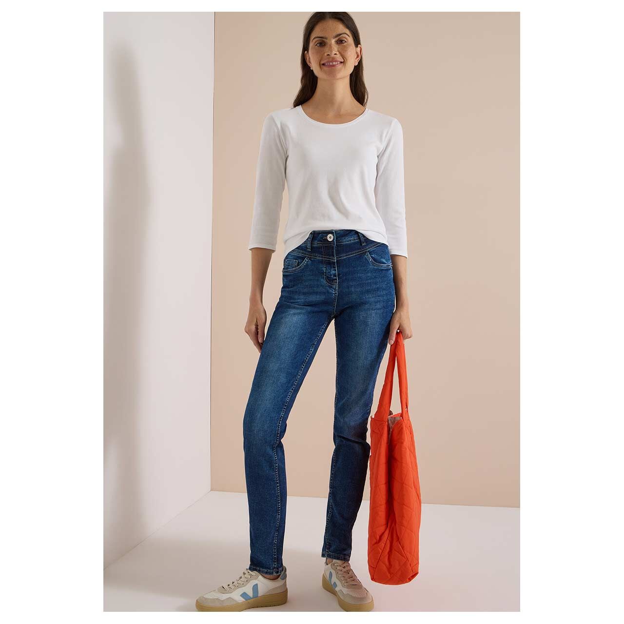 Damenjeans Toronto von Cecil in Blau angewaschen, Ganzkörperansicht am Model