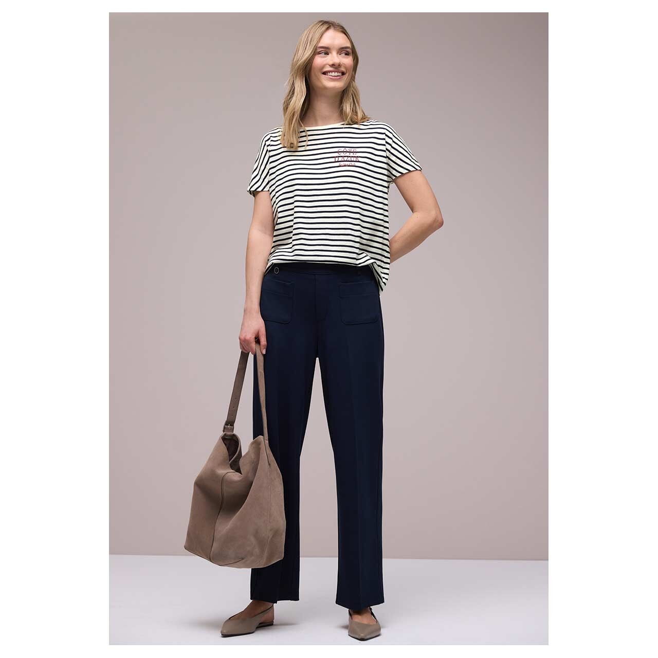 Damen T-Shirt Striped Chest Print von Street One in Dunkelblau gestreift, Ganzkörperansicht am Model