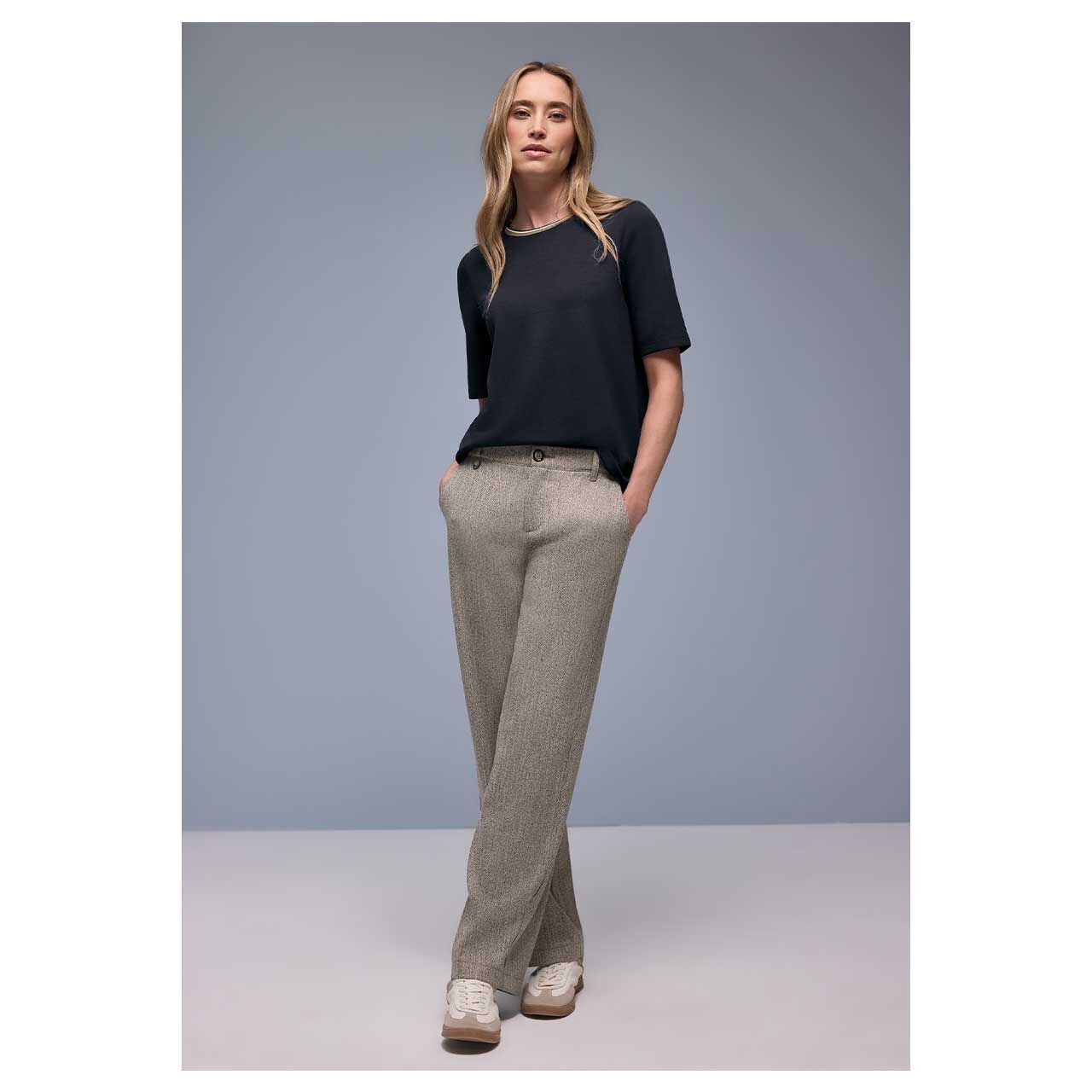 Damen T-Shirt Striped Collar von Street One in Dunkelblau, Ganzkörperansicht am Model