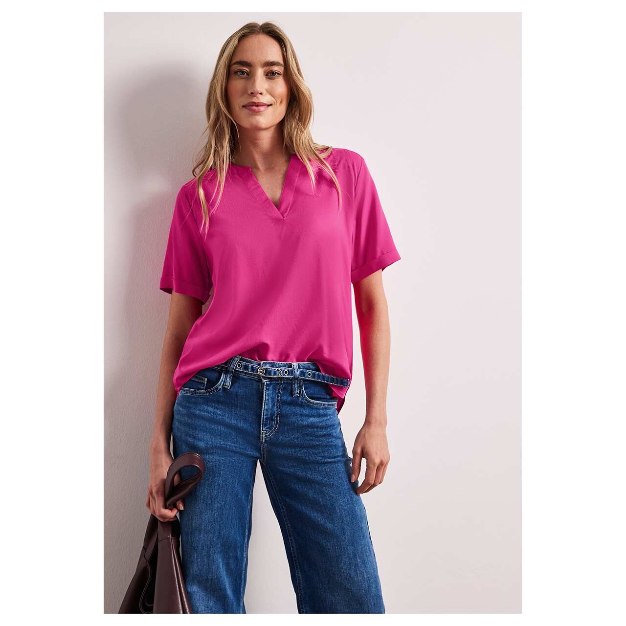Damen Kurzarm Bluse Splitneck Turn-Up von Street One in Pink, Vorderansicht am Model