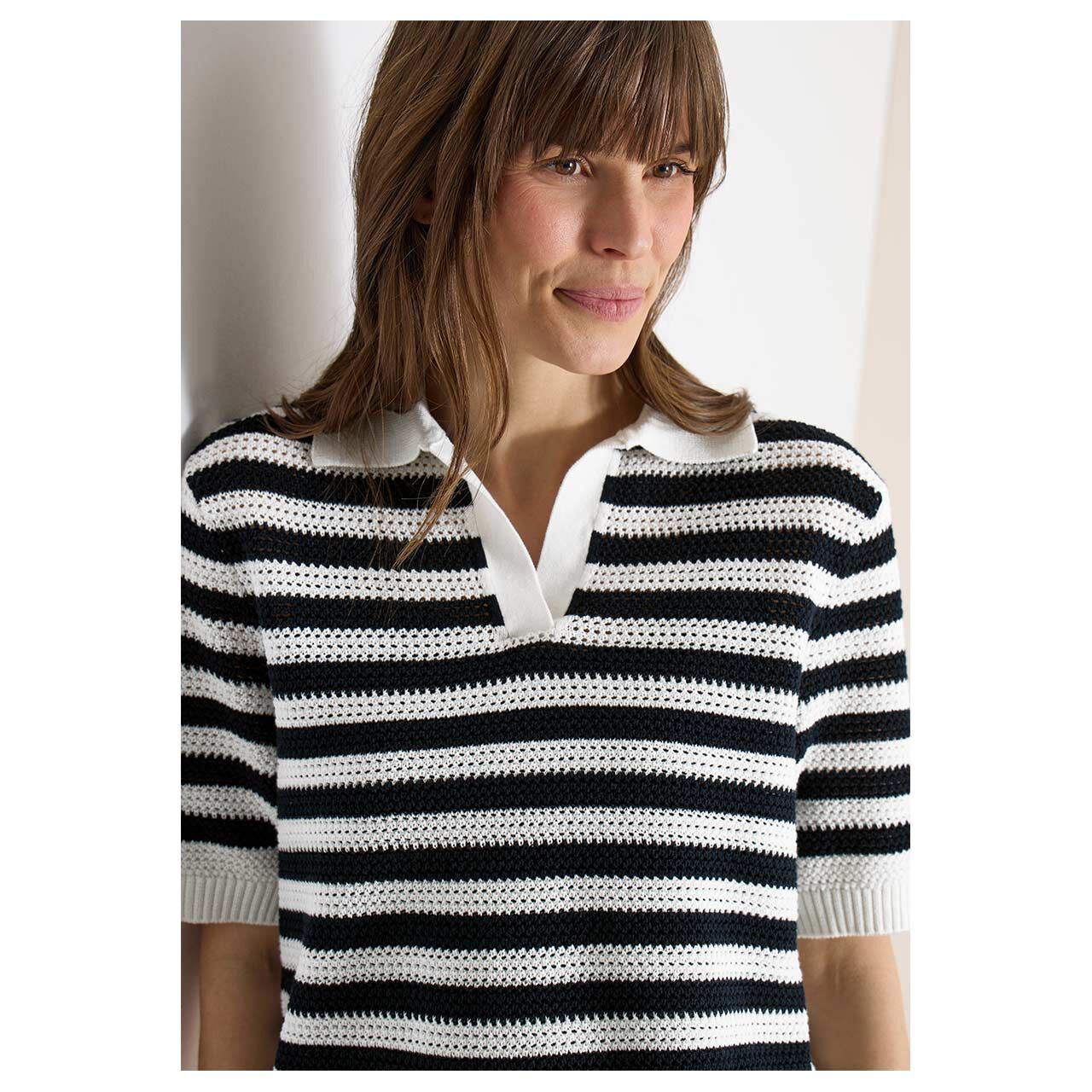 Damen Kurzarm Pullover Mesh Stripe Polo von Cecil in Dunkelblau gestreift, detaillierte Vorderansicht am Model