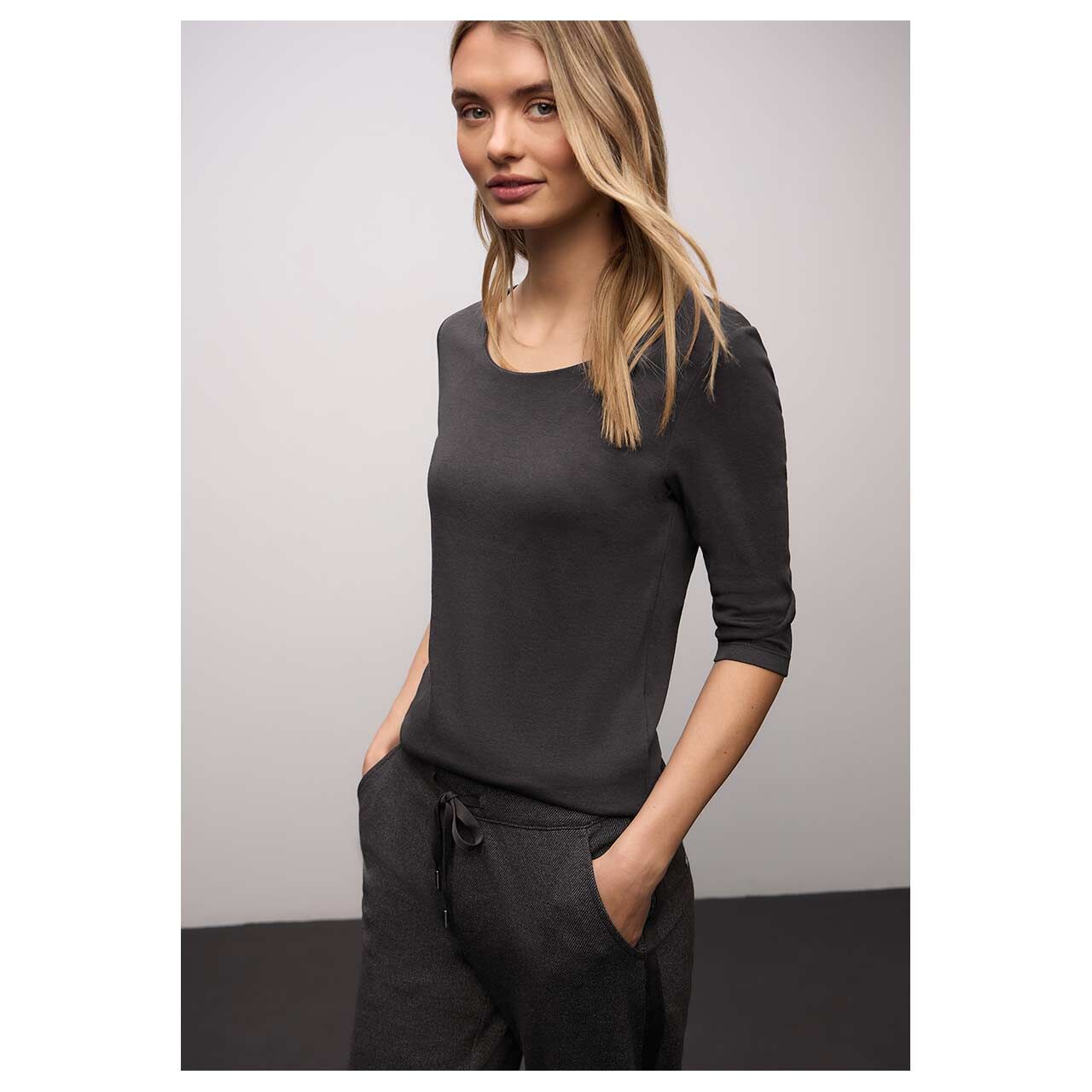 Damen 3/4 Arm Shirt Pania von Street One in Dunkelbraun, Vorderansicht am Model