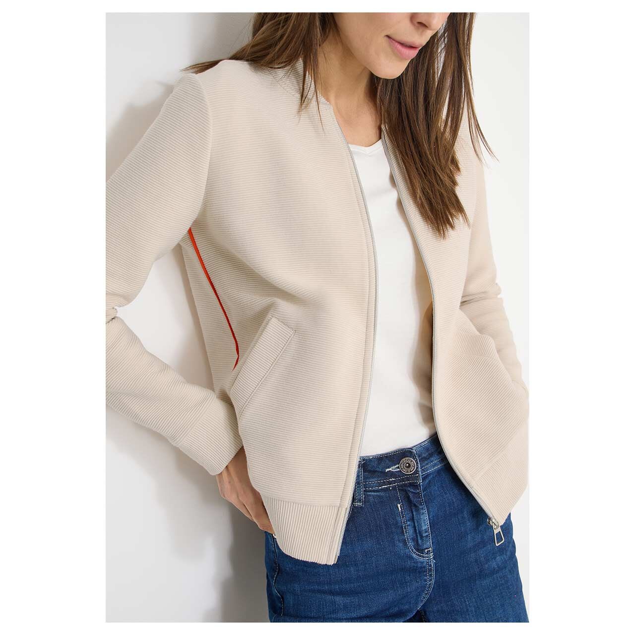 Damen Shirtjacke Ottoman Piping von Cecil in Hellbeige, detaillierte Vorderansicht am Model
