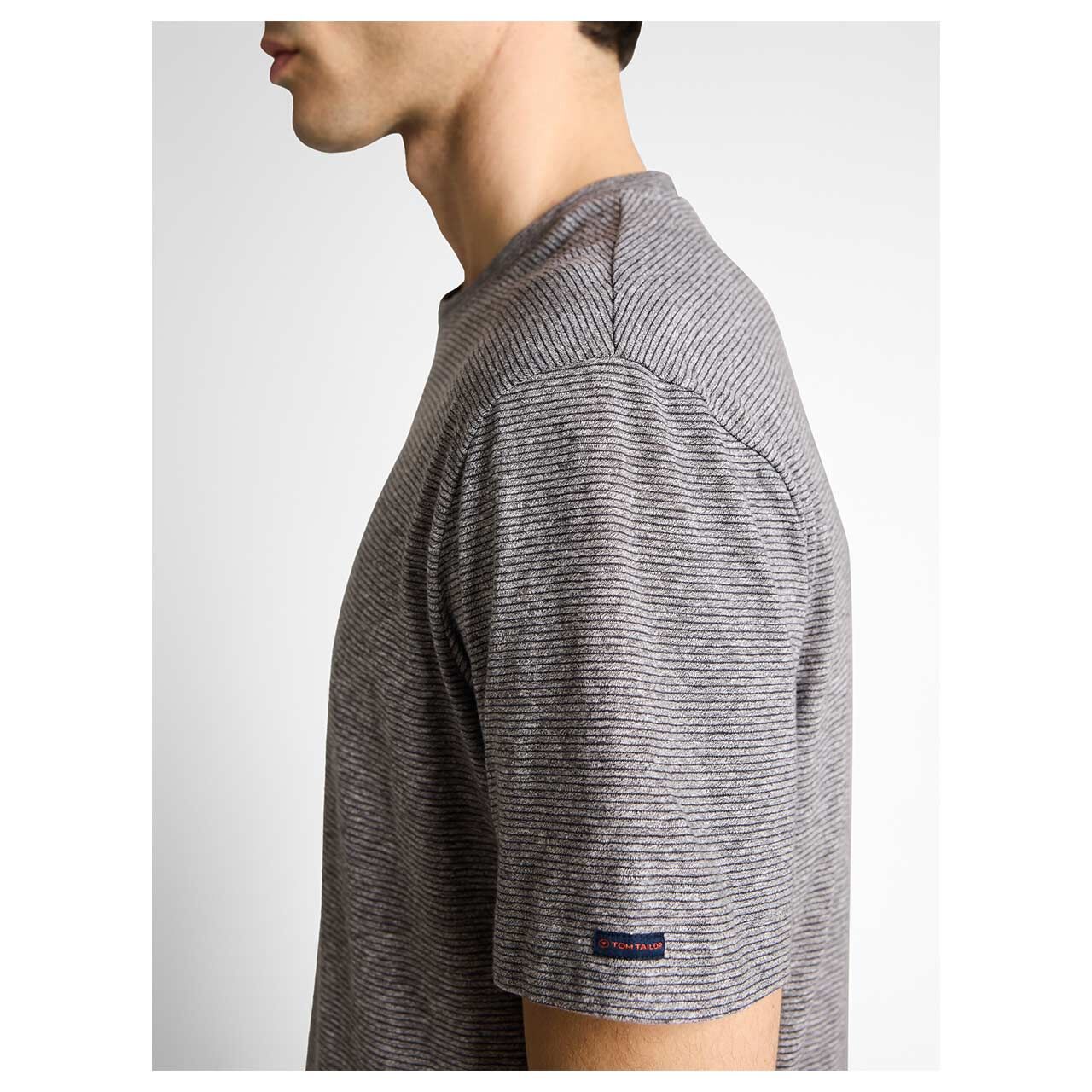 Herren T-Shirt Fine Stripe von Tom Tailor in Grau gestreift, detaillierte Ansicht mit Model