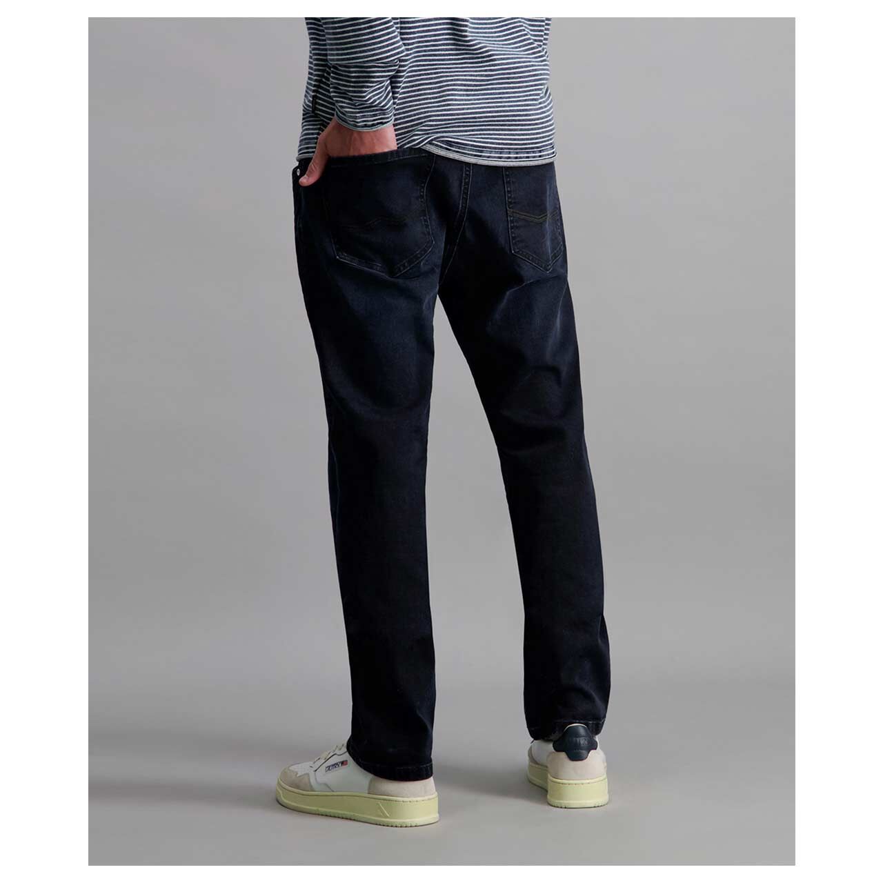 Stretch Herrenjeans Eric in Grau Dunkelblau angewaschen von Pioneer, Rückansicht am Model