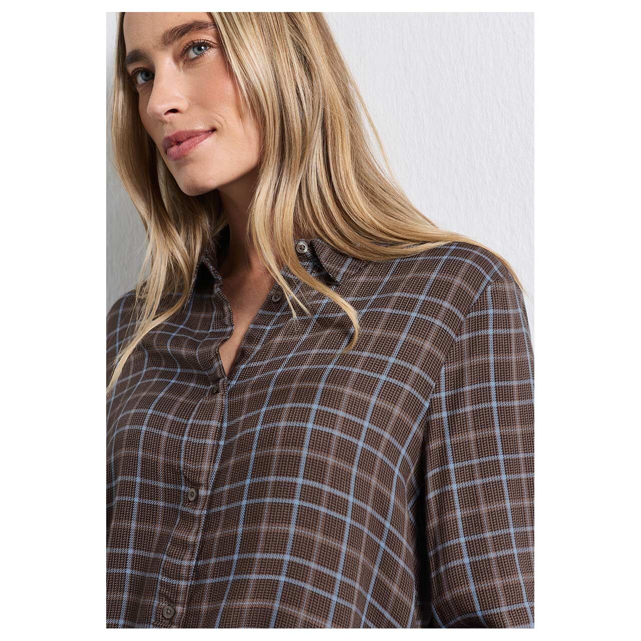 Damen 3/4 Arm Bluse check Shirtcollar von Street One in Dunkelbraun kariert, detaillierte Vorderansicht am Model