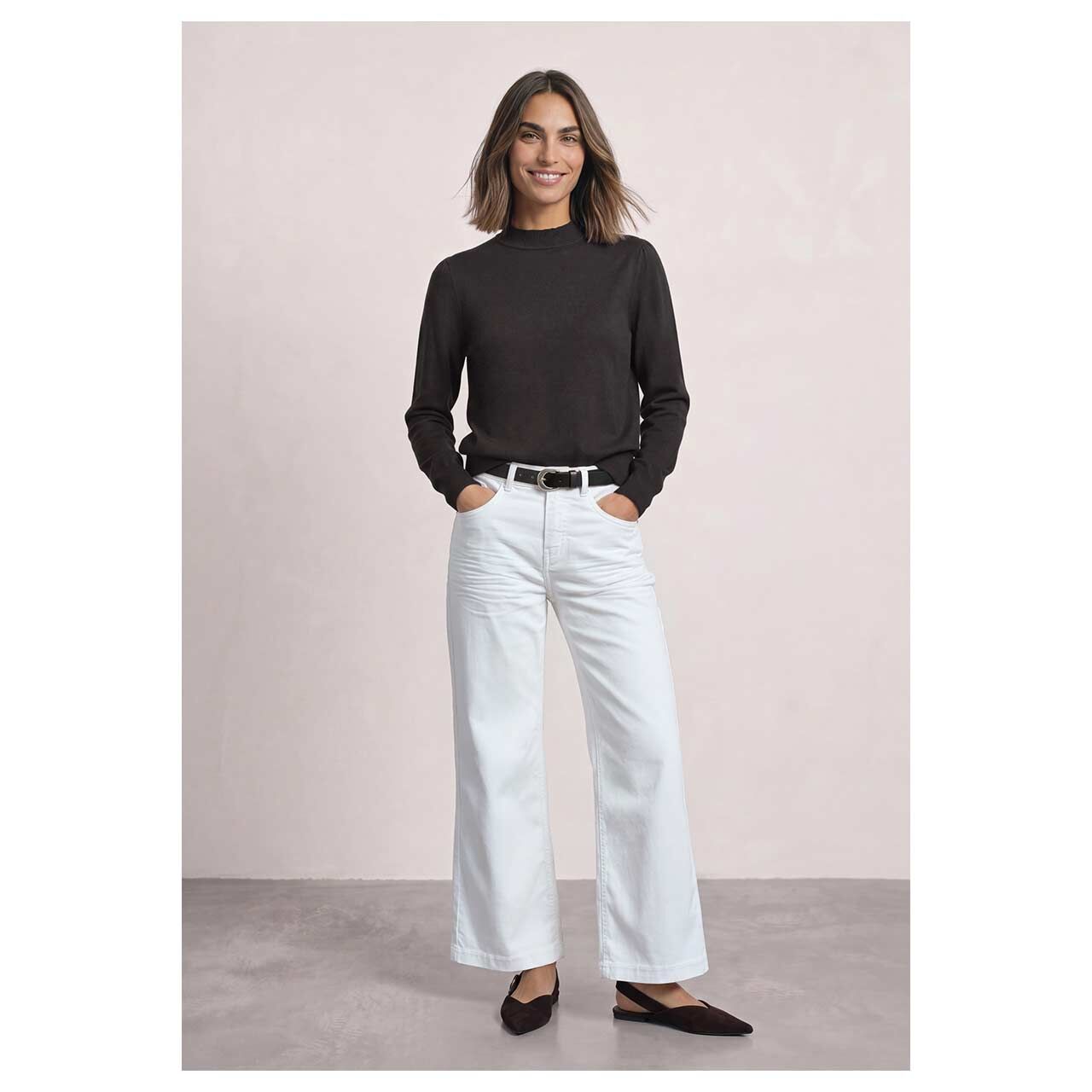 Damen Pullover Turtle Neck Puffy Sleeve Sweater von Street One in Dunkelbraun, Ganzkörperansicht am Model