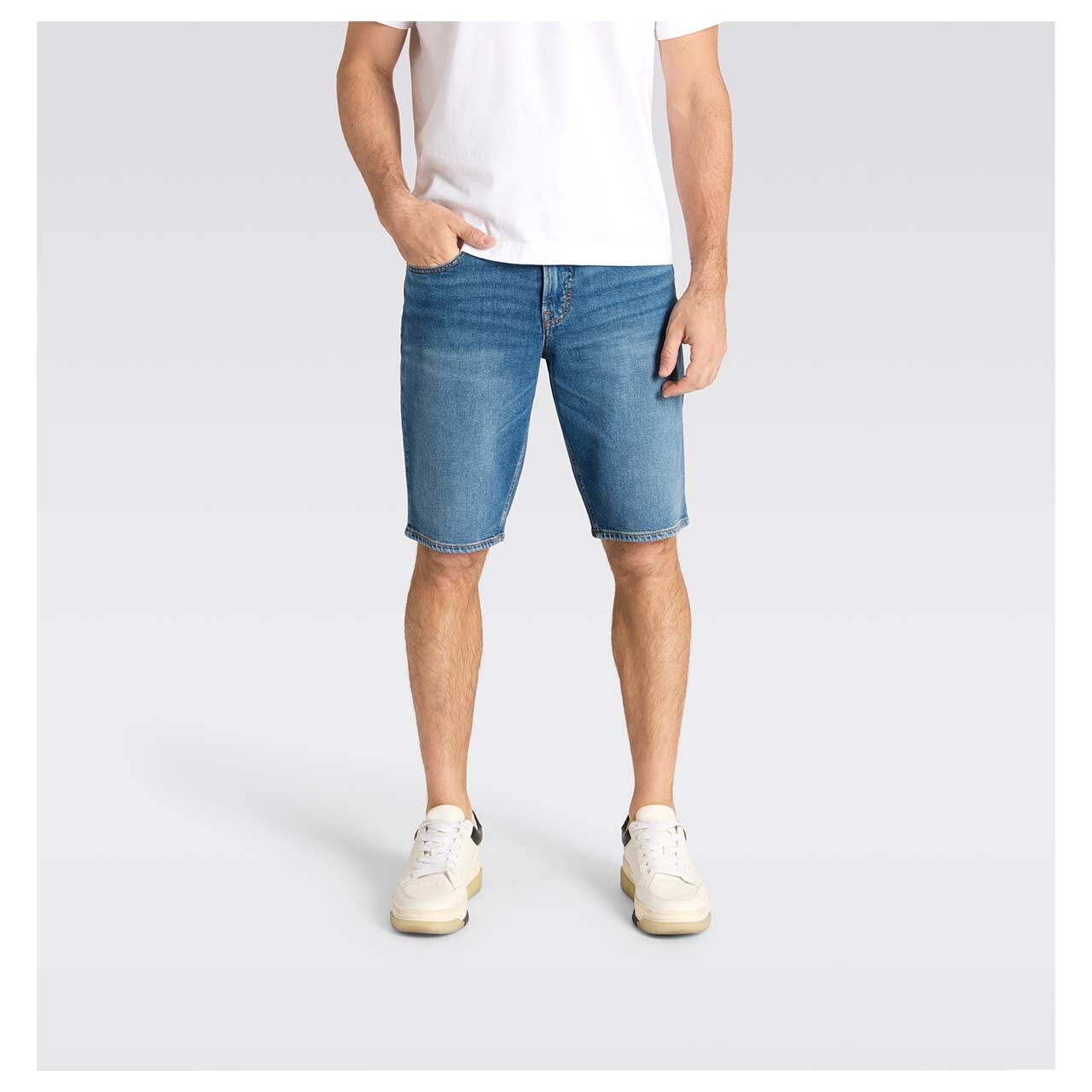 Herren Jeans Bermuda Rick von MAC in Blau angewaschen, Vorderansicht am Model