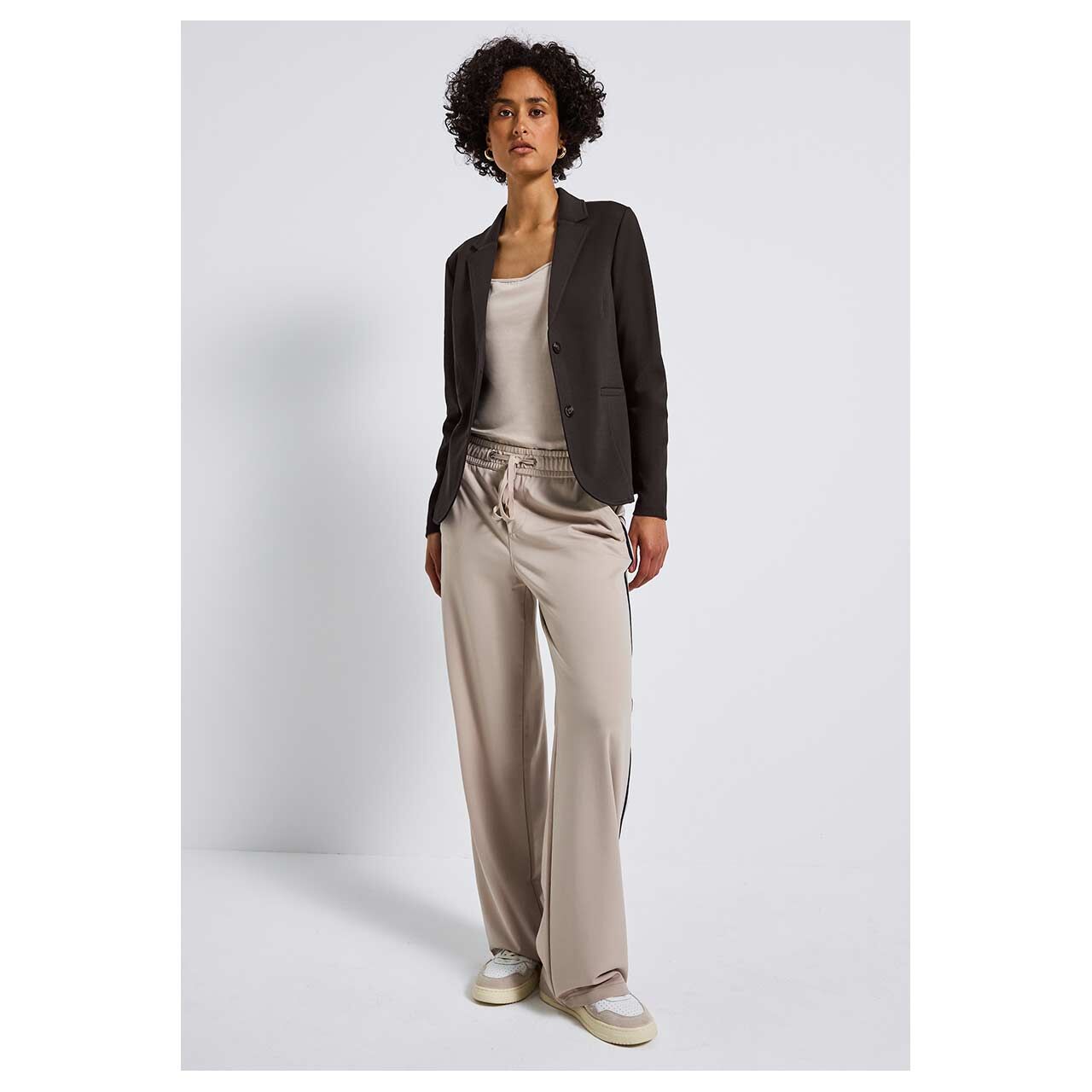 Damen Blazer Basic von Street One in Dunkelbraun meliert, Ganzkörperansicht am Model