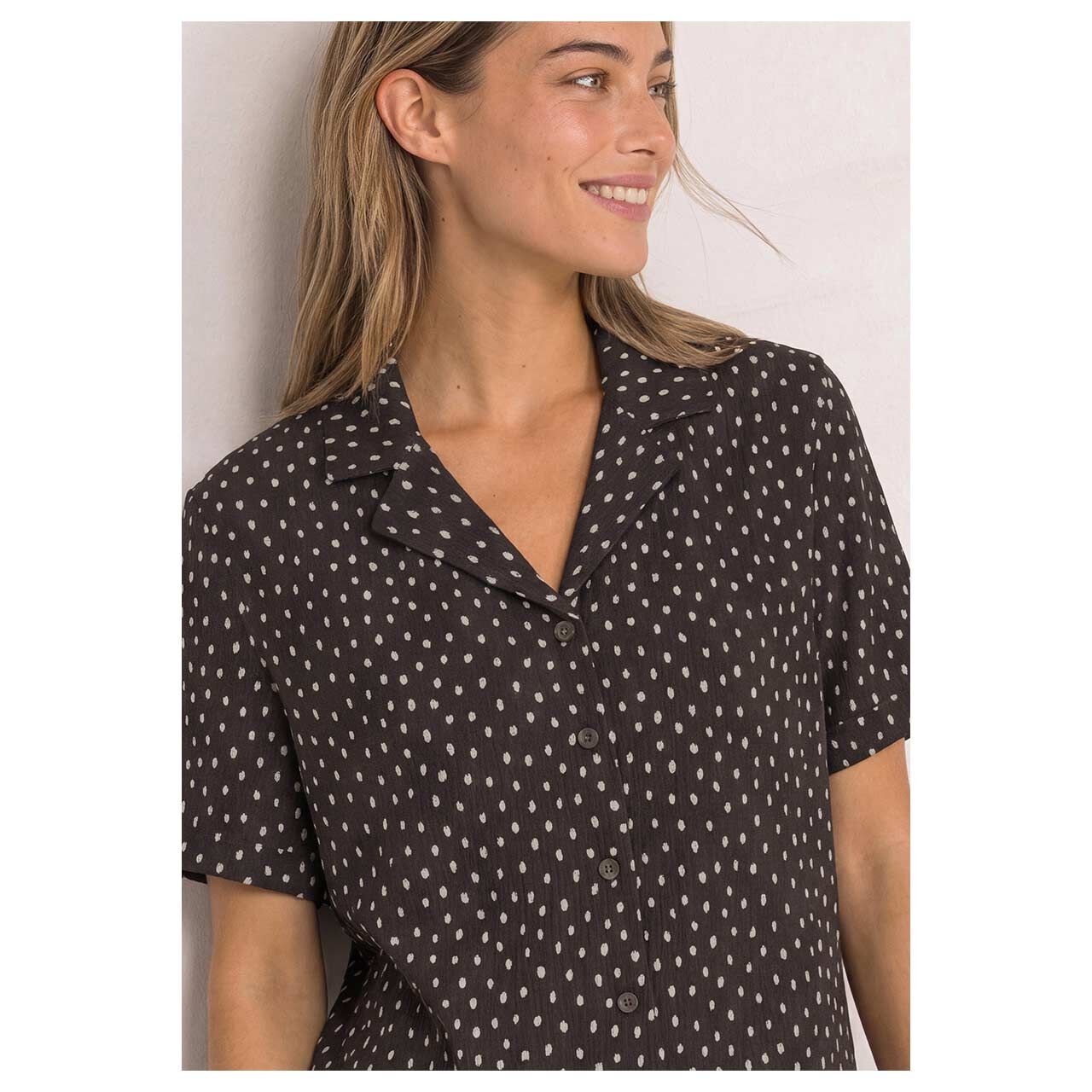 Damen Kurzarm Bluse Printed Crincle von Street One in Dunkelbraun mit Print, Vorderansicht am Model