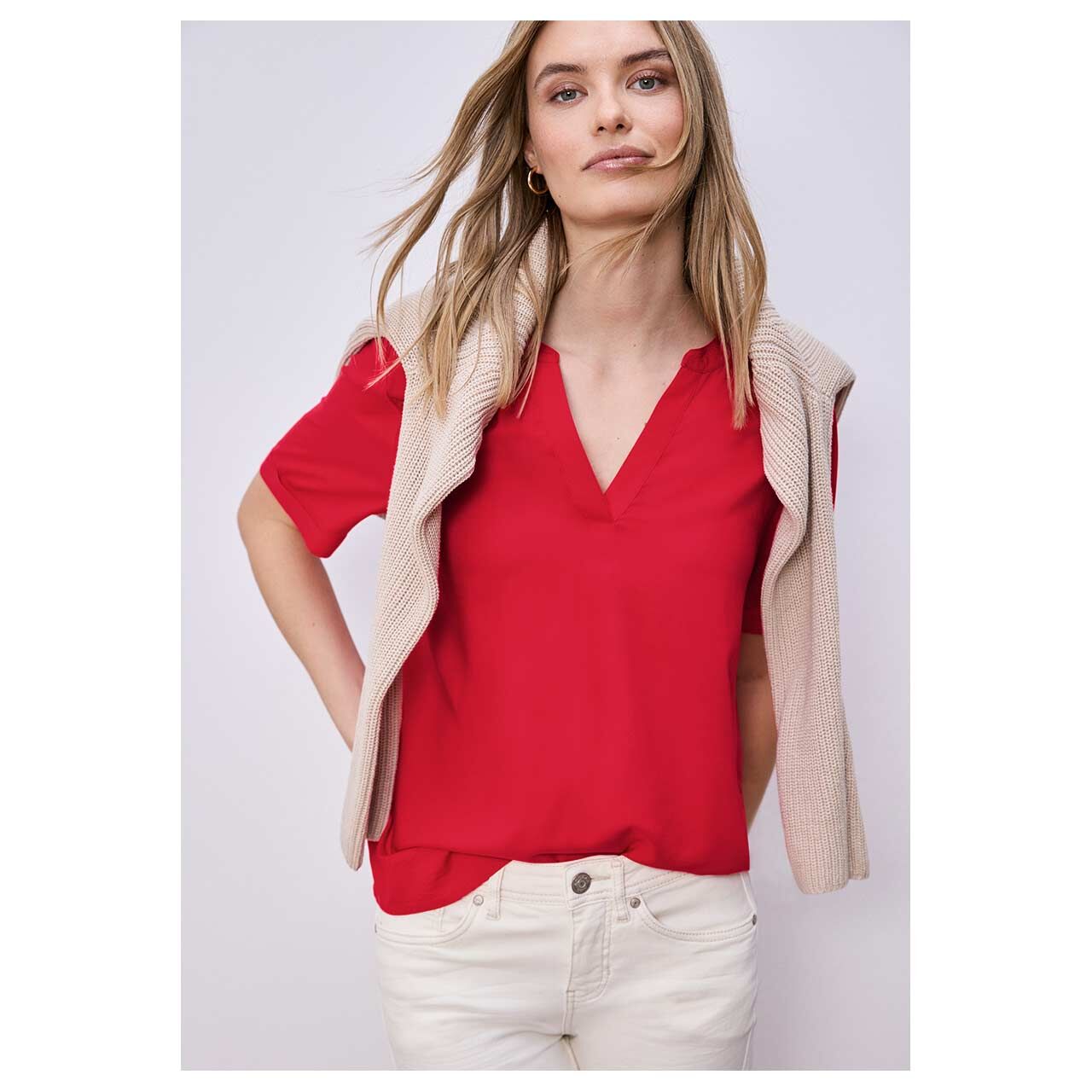 Damen Kurzarm Bluse Splitneck Turn-Up von Street One in Rot, detaillierte Vorderansicht am Model