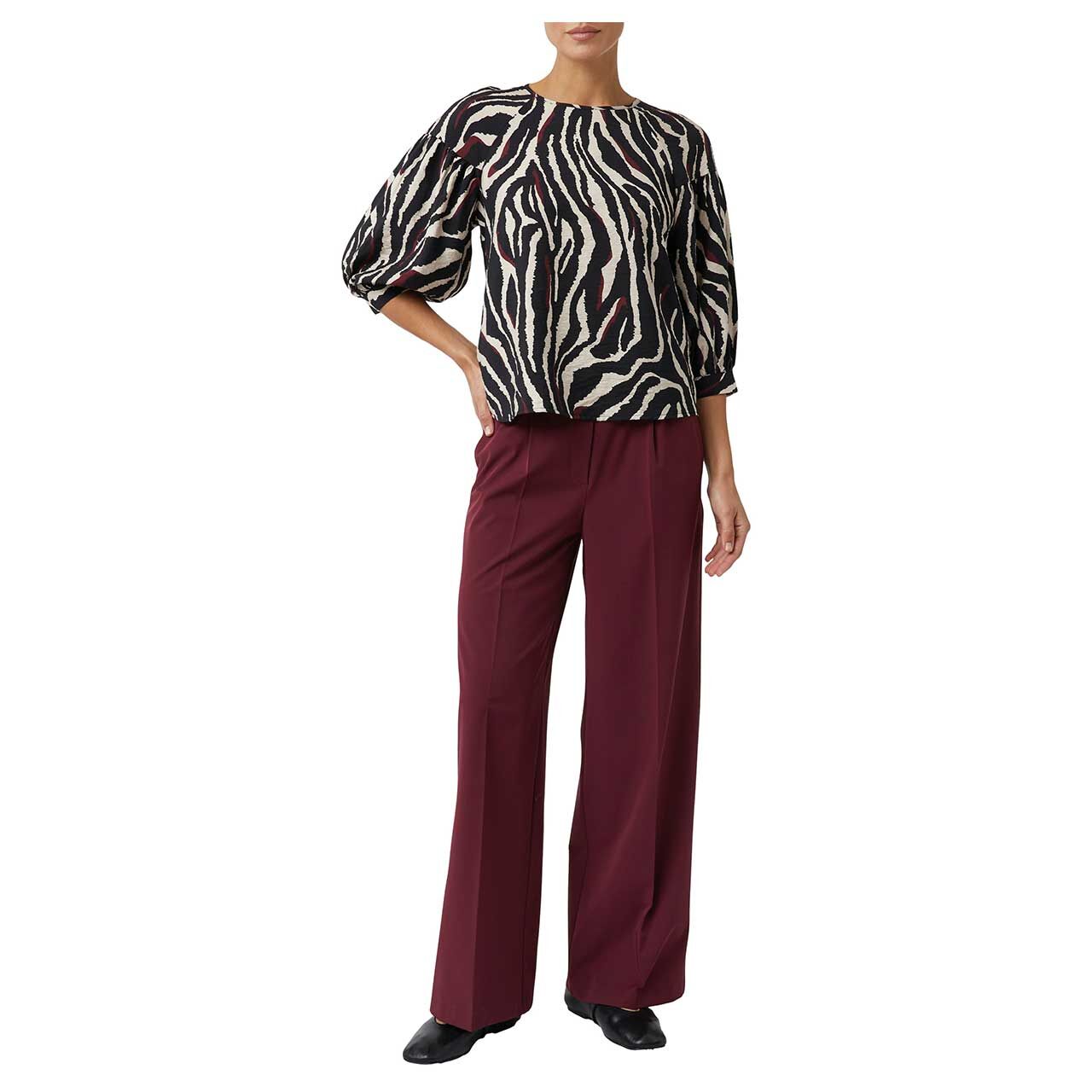 Damen 3/4 Arm Bluse von Comma in Burgunderrot mit Print, Vorderansicht am Model