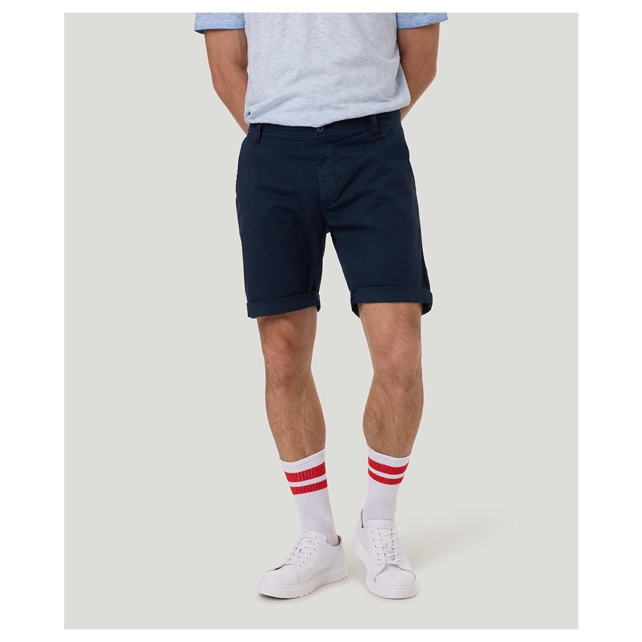 Stretch Herren Chino Baumwoll Bermuda Lenny in Dunkelblau von Pioneer, Vorderansicht am Model