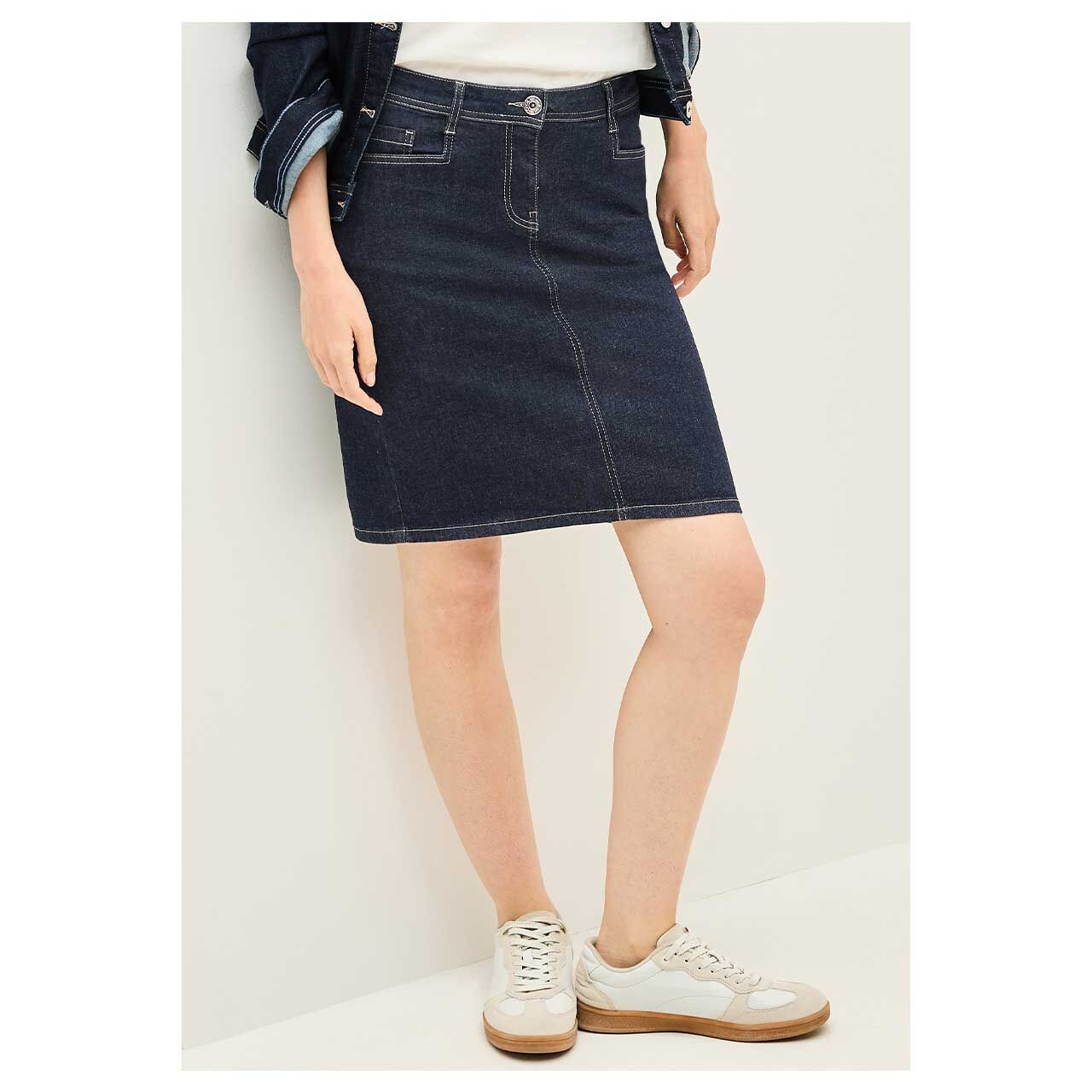 Damen Jeans Rock Denim Skirt von Cecil in Dunkelblau, vorne Detailbild am Modell