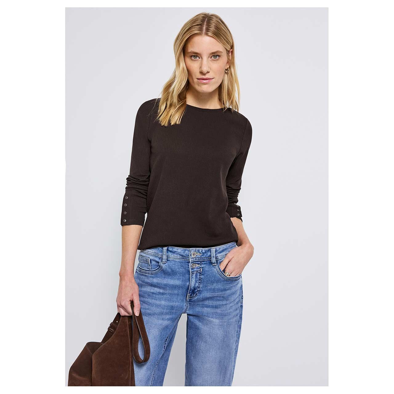 Damen Langarm Shirt Buttons at Cuffs von Street One in Dunkelbraun, Detailansicht Oberkörper am Model