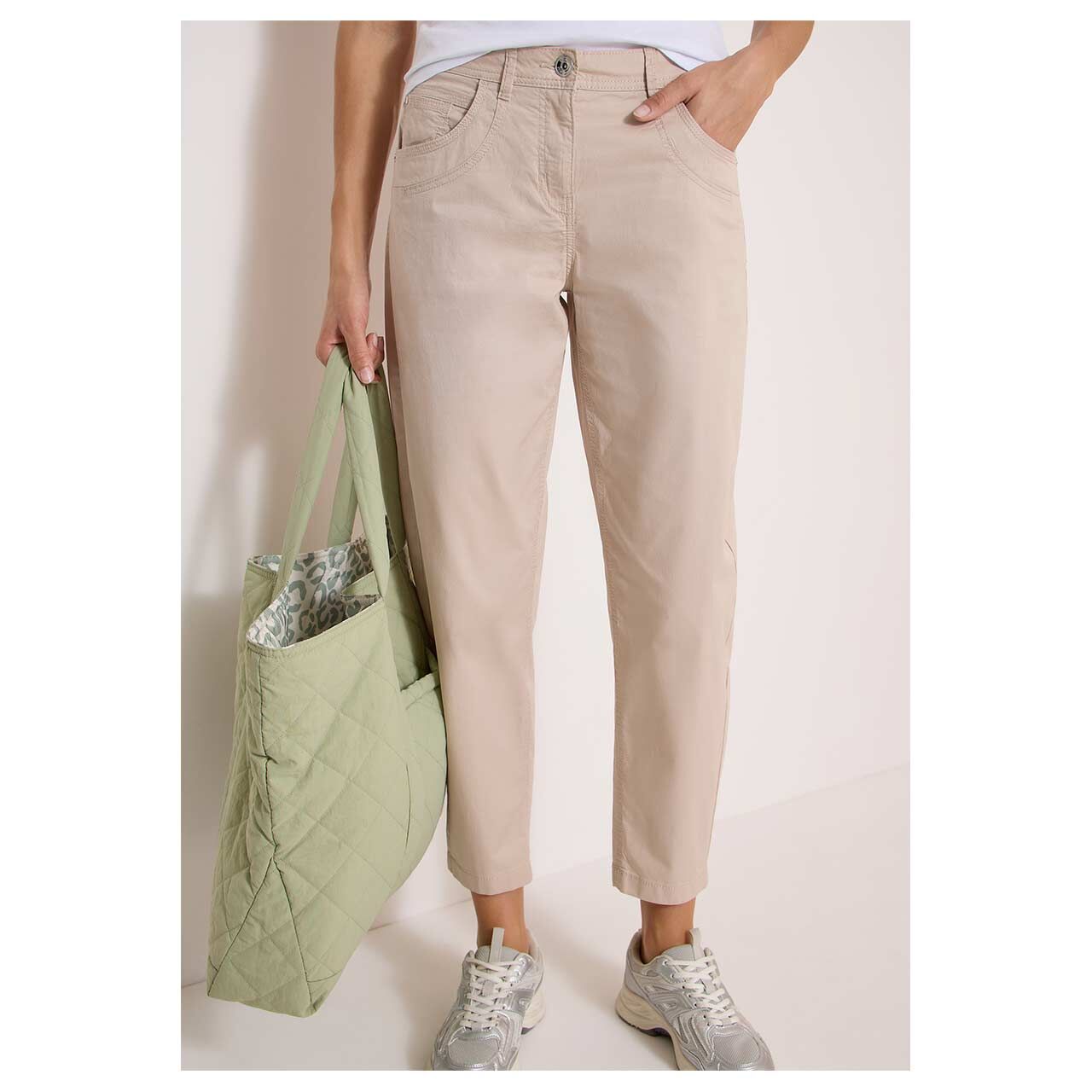 Damen Ankle Baumwollhose Scarlett Barrel von Cecil in der Hellbeige, detaillierte Vorderansicht am Model