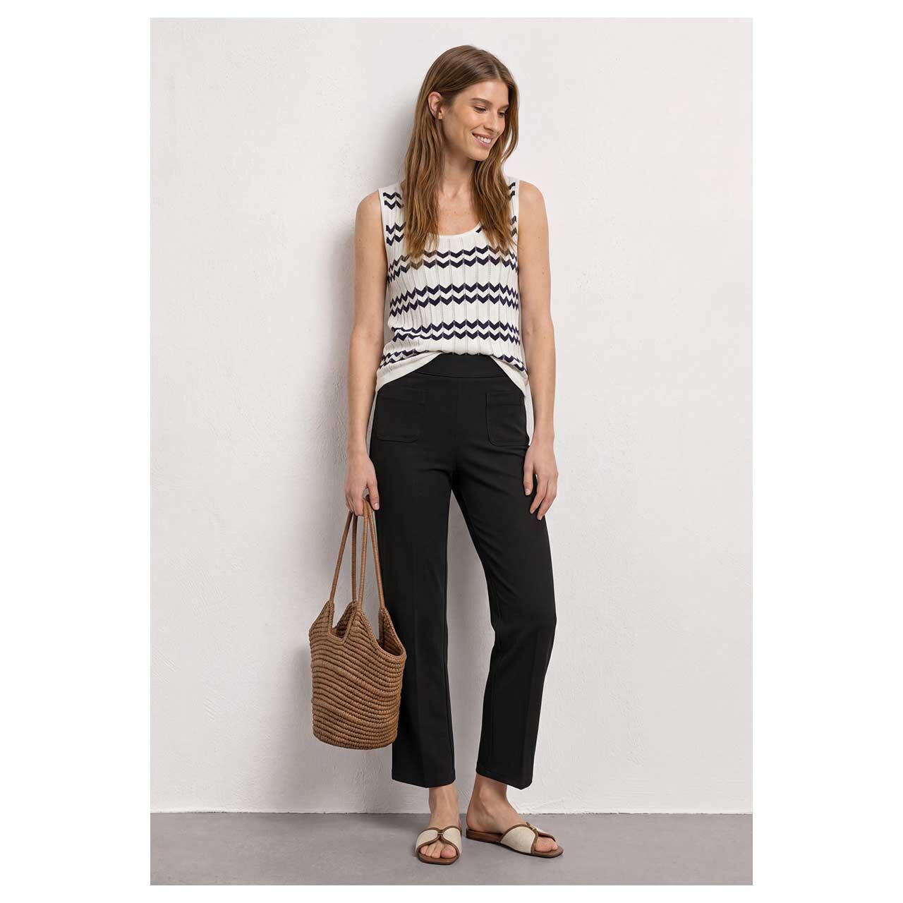 Stretch Damenhose Amalia Straight Leg von Street One in Schwarz, Ganzkörperansicht am Model
