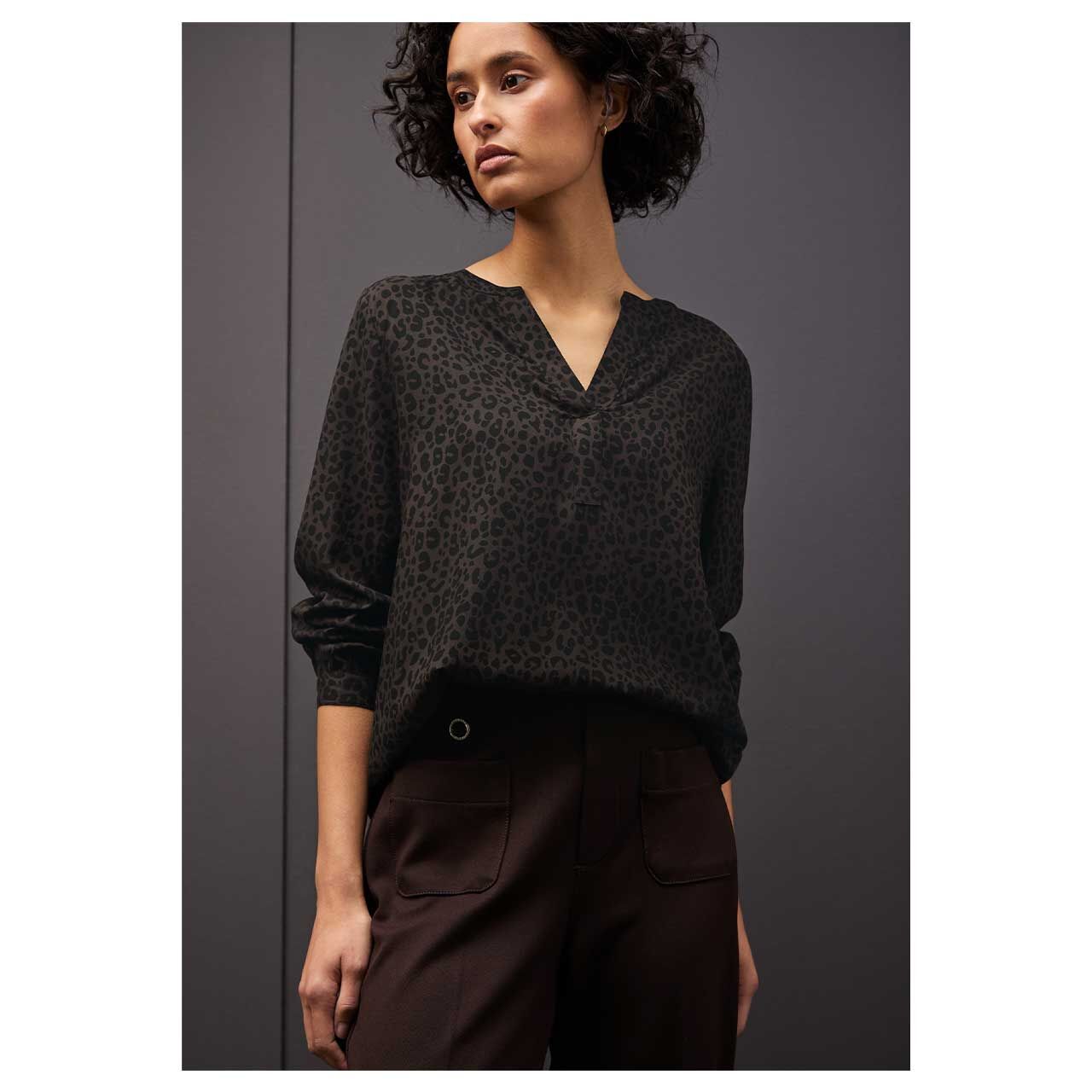 Damen Langarm Bluse Splitneck Tunic von Street One in Dunkelbraun mit Print, Vorderansicht am Model