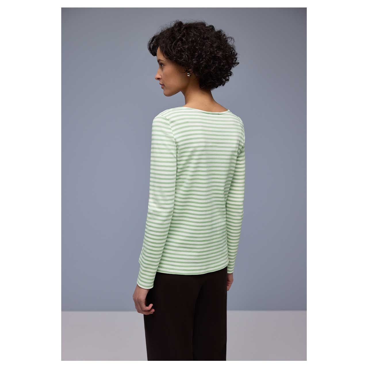 Damen Langarm Shirt U-Boat Stripe von Street One in Pastellgrün gestreift, Rückansicht am Model