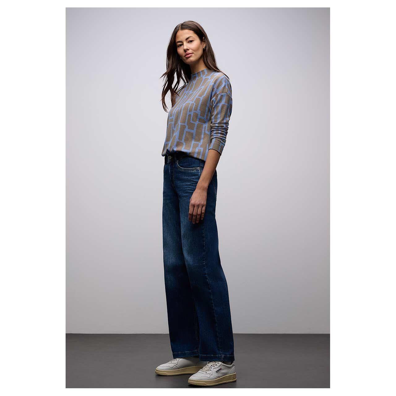 Damen Langarm Shirt Dessin Turtle Neck von Street One in Hellblau mit Print, Ganzkörperansicht am Model