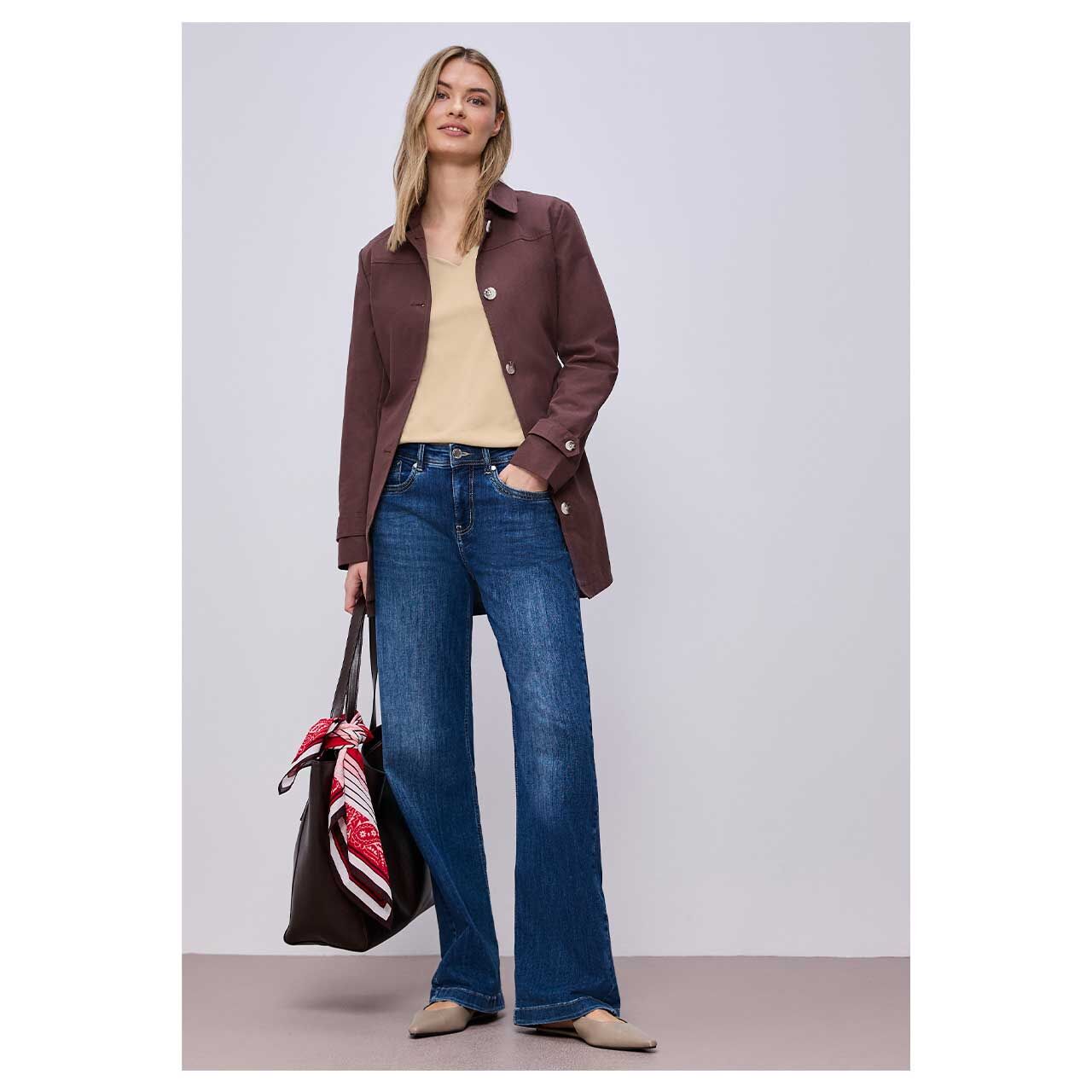 Damen T-Shirt Ada von Street One in Beige, Ganzkörperansicht Model vorne mit Jacke