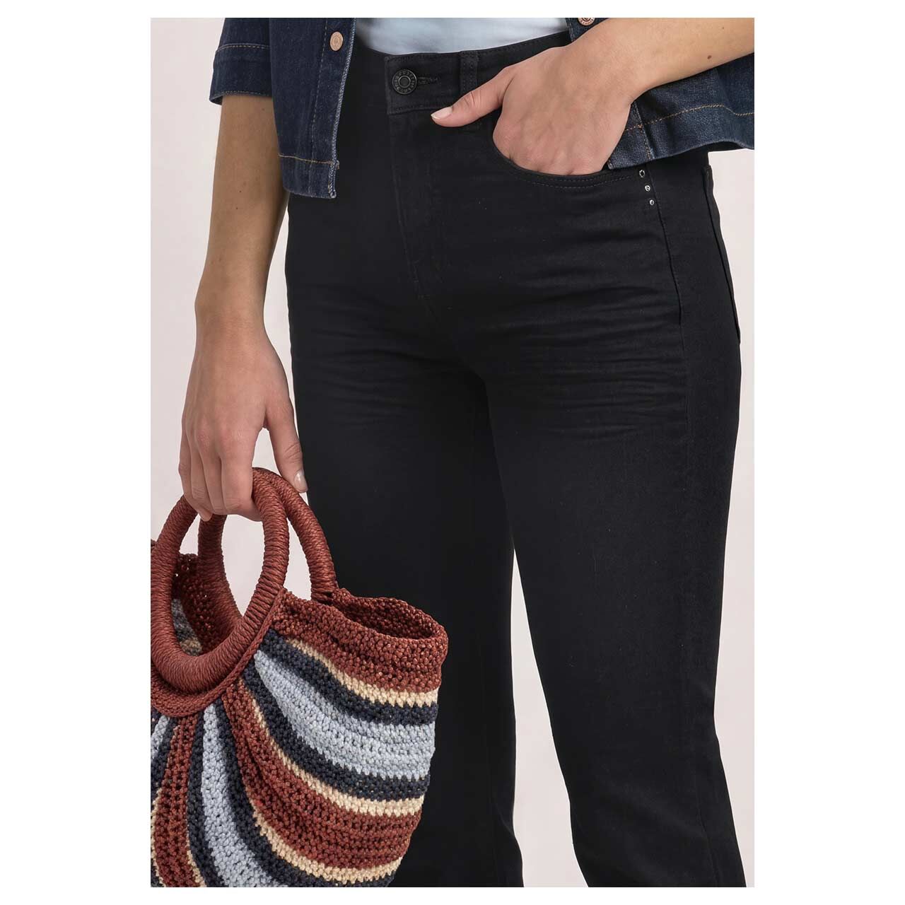 Damenjeans Blaire von Street One in Schwarz, seitliche Detailansicht am Model