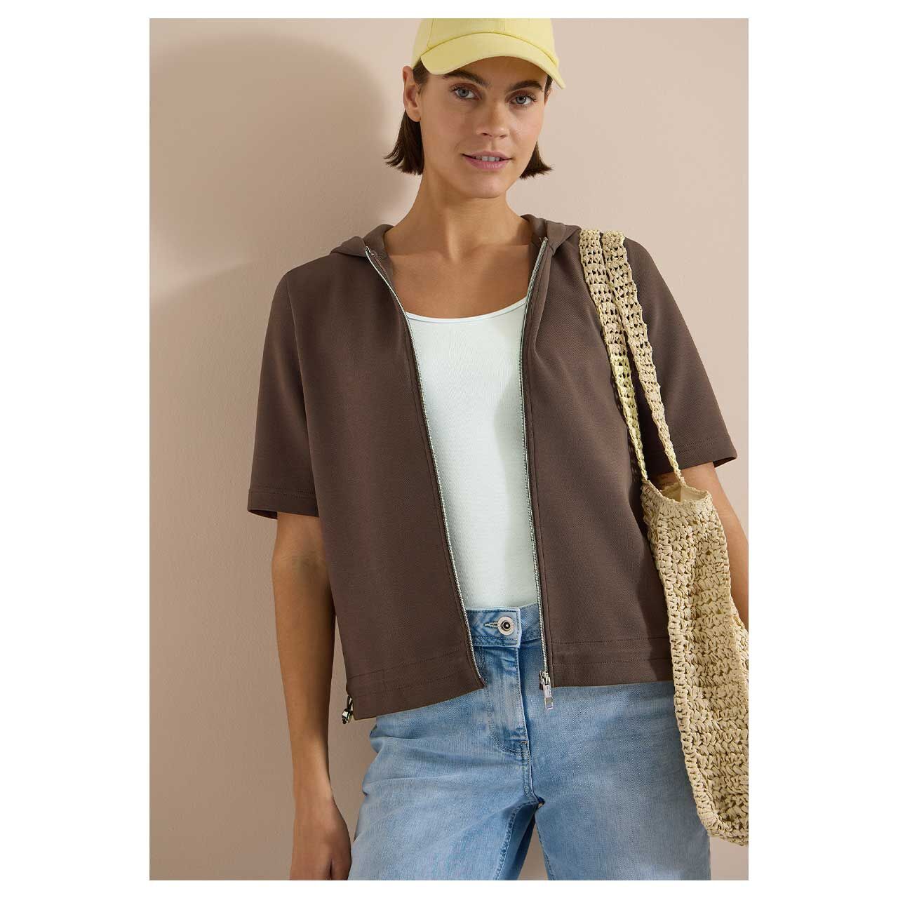 Damen Kurzarm Hoodie Shirtjacke Solid von Cecil in Dunkelbraun, detaillierte Vorderansicht am Model