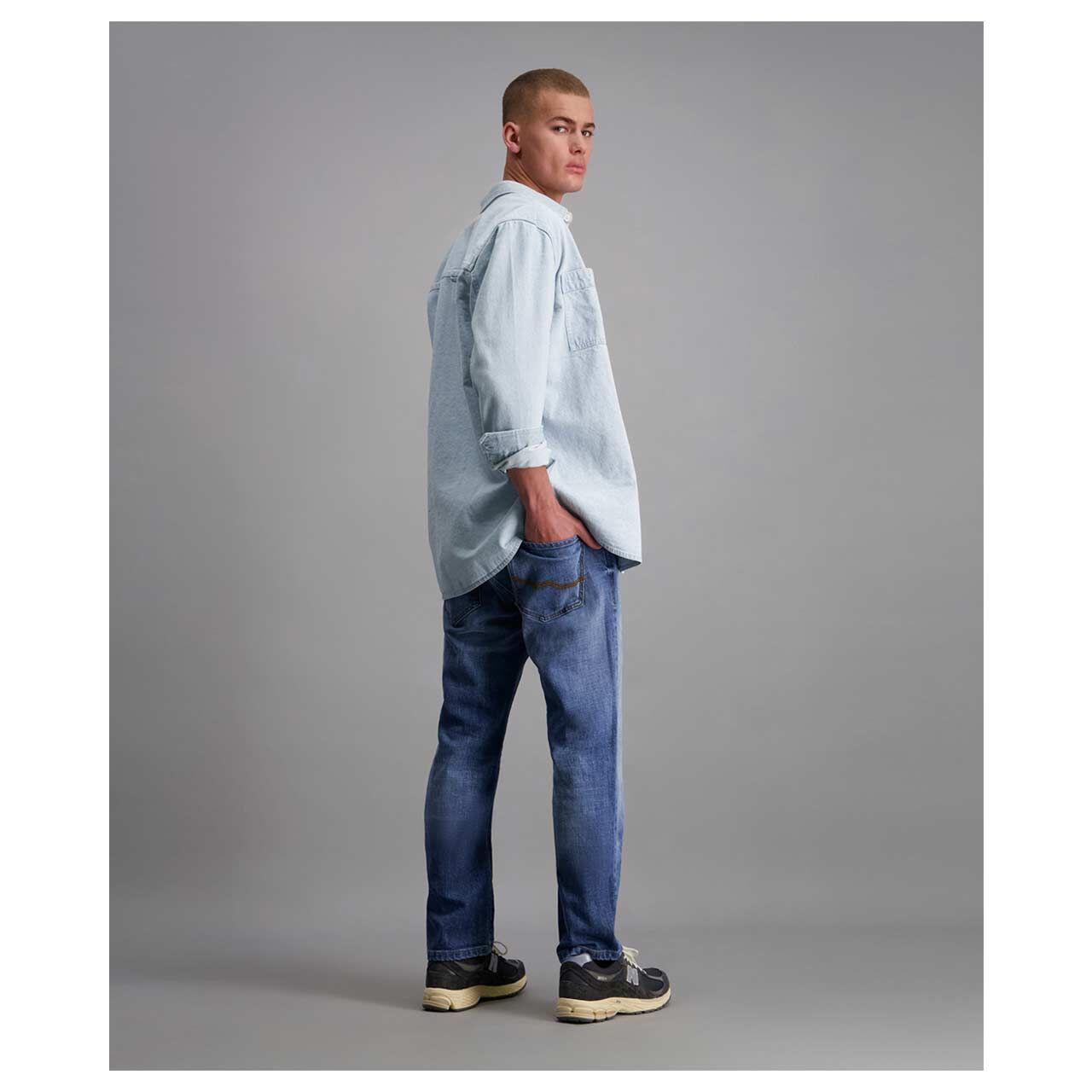 Stretch Herrenjeans Eric in Blau angewaschen von Pioneer, Rückansicht am Model